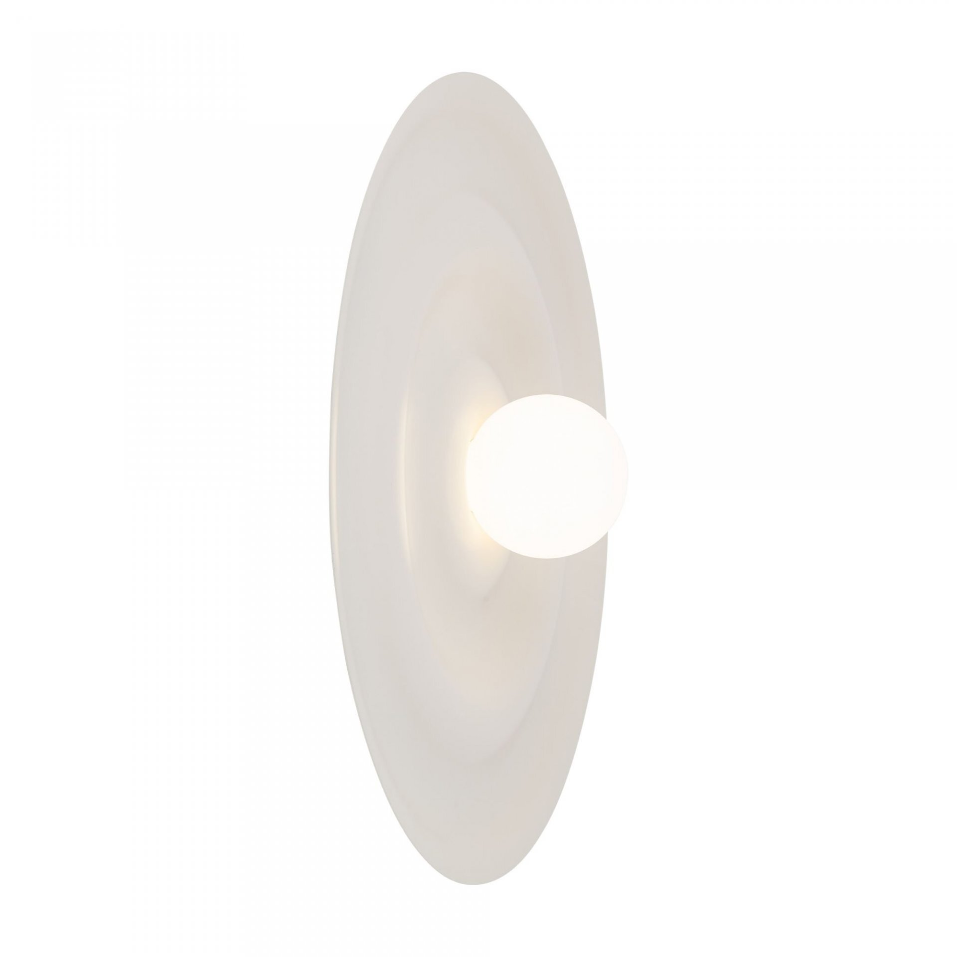Na obrazie widoczna jest lampa ścienno-sufitowa z okrągłym, białym kloszem umieszczonym centralnie na dużej, owalnej podstawie. Lampa emituje delikatne światło, a całość utrzymana jest w jasnej kolorystyce.
