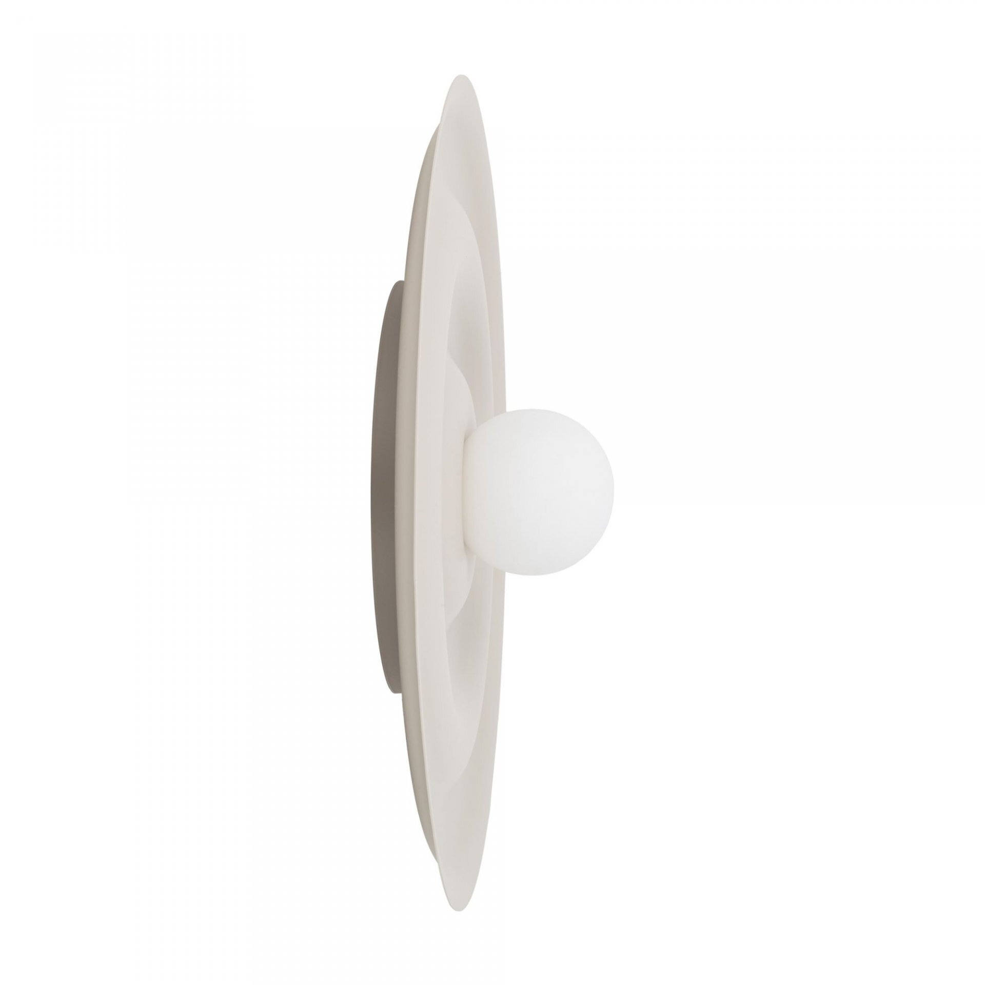 Lampa ścienno-sufitowa z okrągłym, białym kloszem i dekoracyjną, falistą podstawą w kolorze beżowym. Produkt ma nowoczesny design i jest przeznaczony do montażu na ścianie lub suficie.
