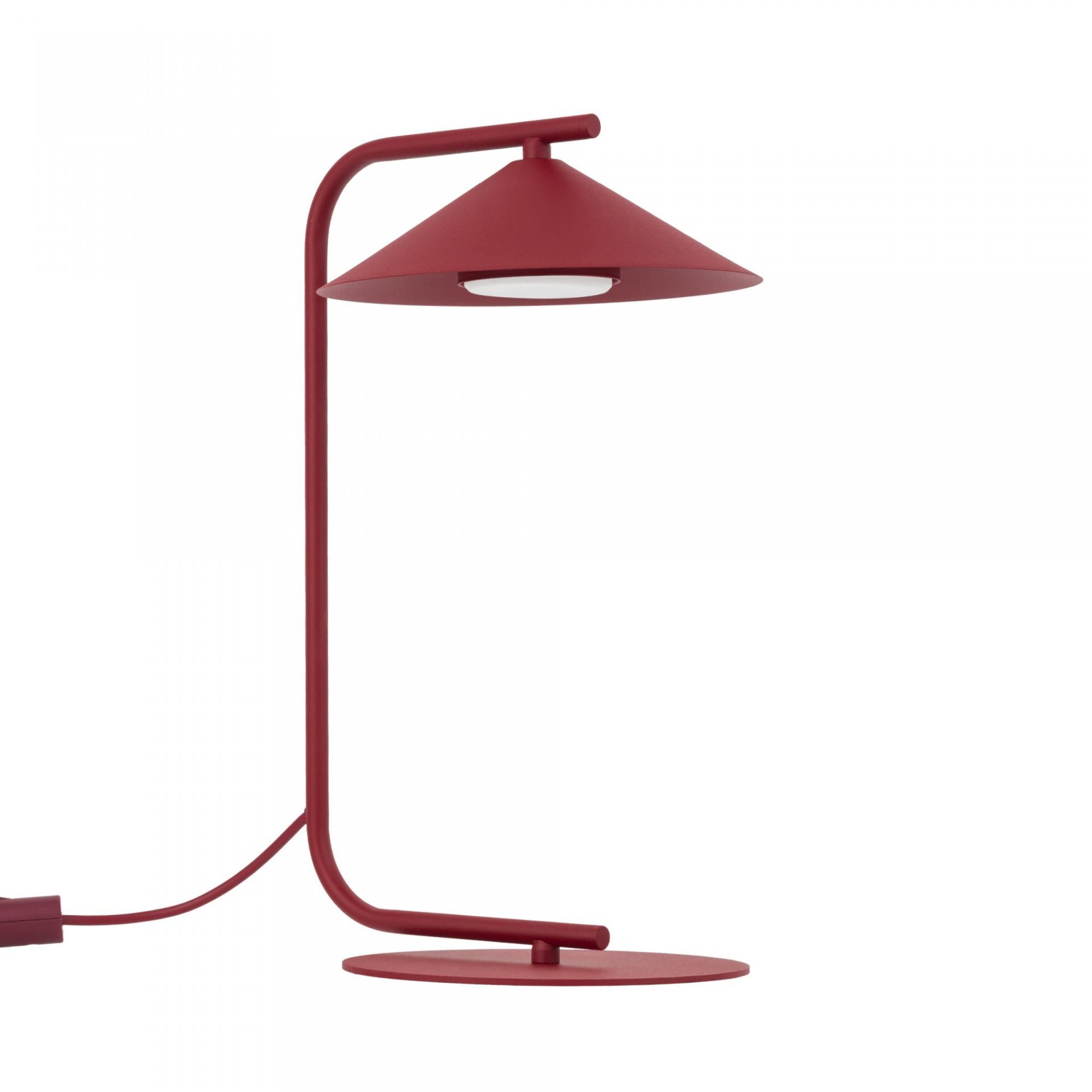 Burgundowa lampa biurkowa o nowoczesnym designie z okrągłą podstawą i stożkowym kloszem. Lampa posiada widoczny przewód zasilający.