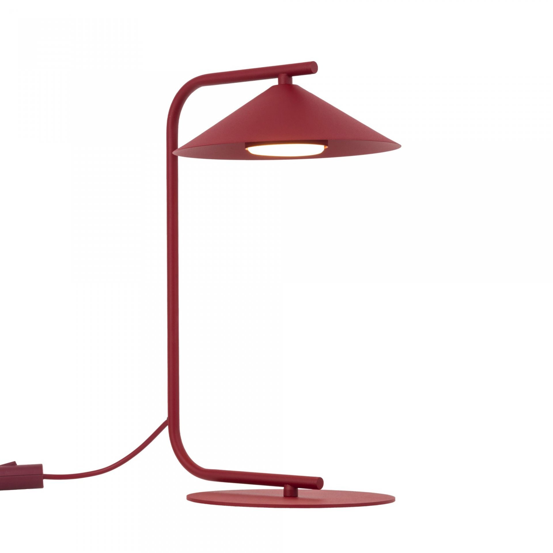 Burgundowa lampa biurkowa o nowoczesnym designie z okrągłą podstawą i stożkowym kloszem. Lampa posiada przewód zasilający i jest przeznaczona do użytku w biurze lub sypialni.