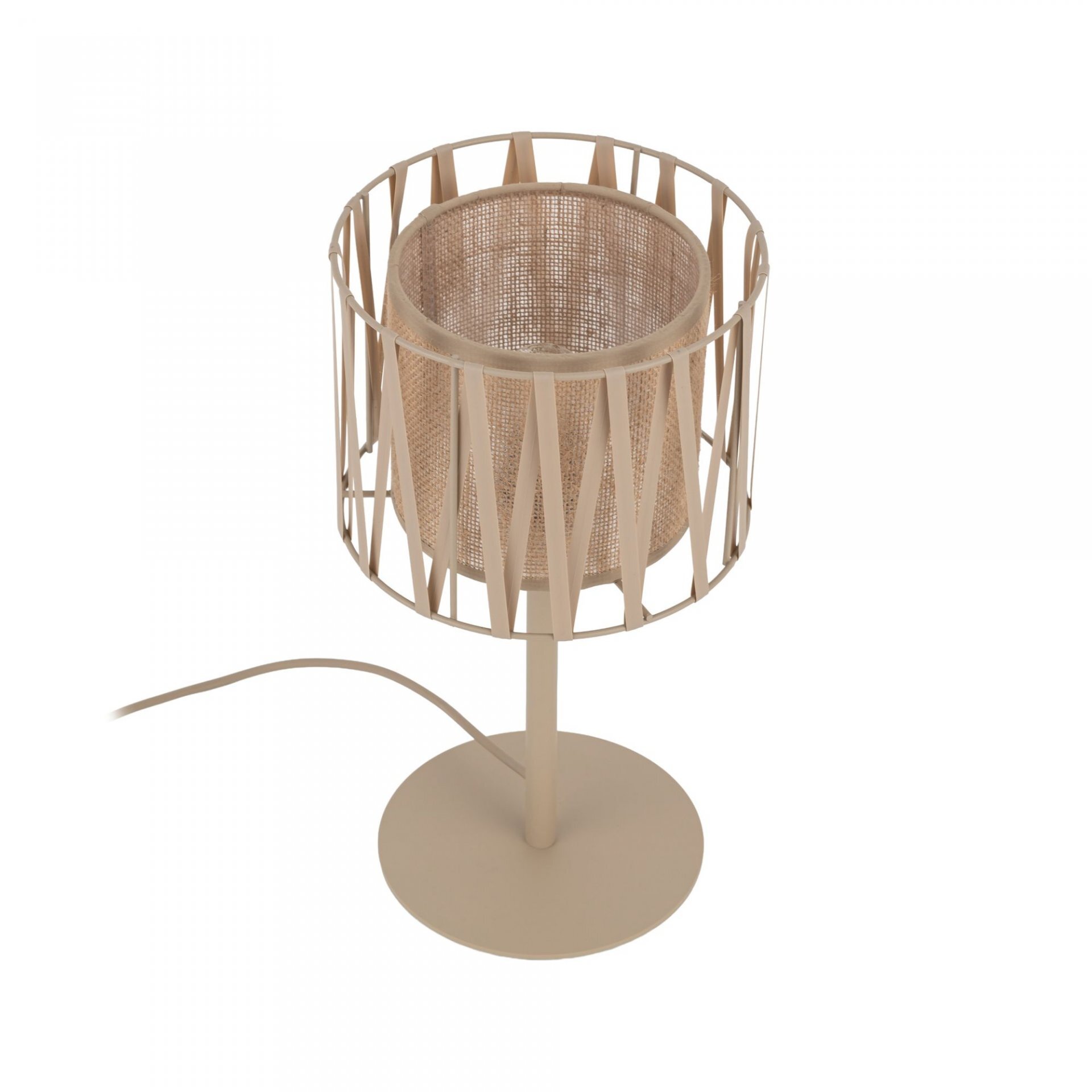 Beżowa lampa stołowa z cylindrycznym abażurem wykonanym z plecionki i metalowym stelażem o geometrycznym wzorze. Lampa posiada okrągłą podstawę i przewód zasilający.