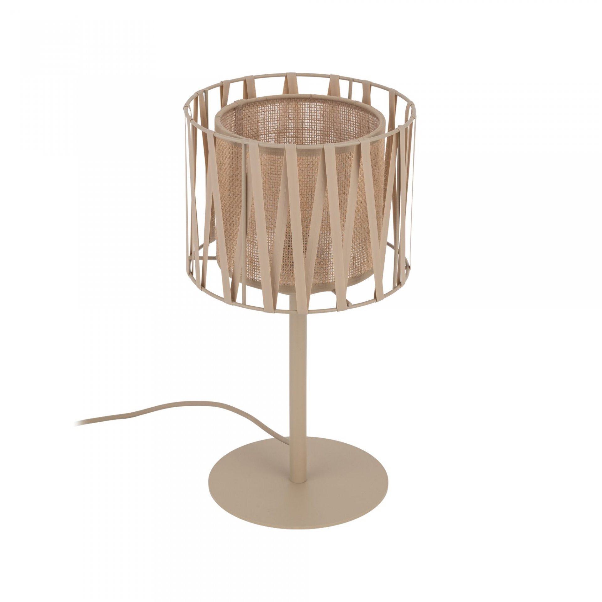 Beżowa lampa stołowa z cylindrycznym abażurem o ażurowej konstrukcji i plecionym wnętrzu. Lampa posiada prostą podstawę i przewód zasilający.