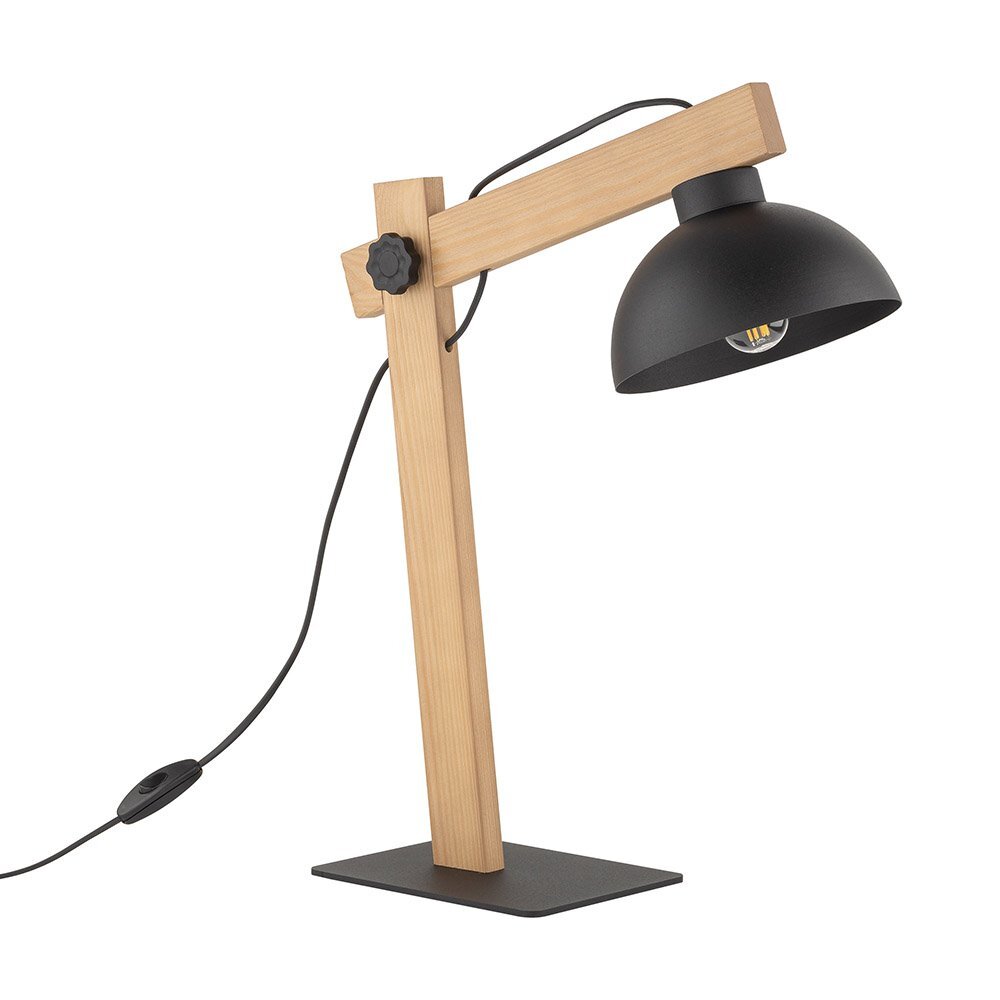 Lampa biurkowa z czarnym metalowym kloszem i drewnianą, regulowaną podstawą. Posiada przewód z włącznikiem i jest umieszczona na prostokątnej podstawie.
