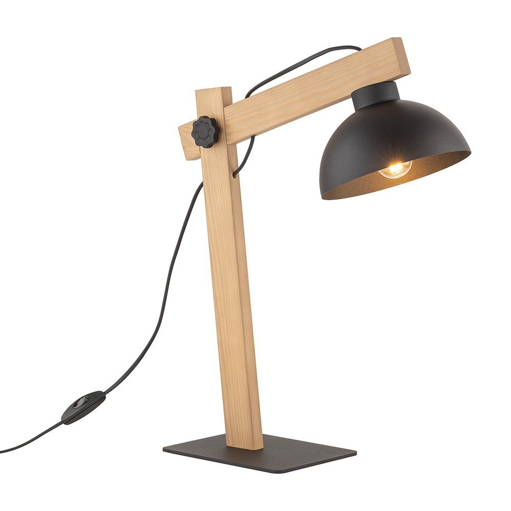 Lampa biurkowa z drewnianym ramieniem i czarnym, metalowym kloszem na prostokątnej podstawie. Kabel z włącznikiem jest widoczny przy lampie.