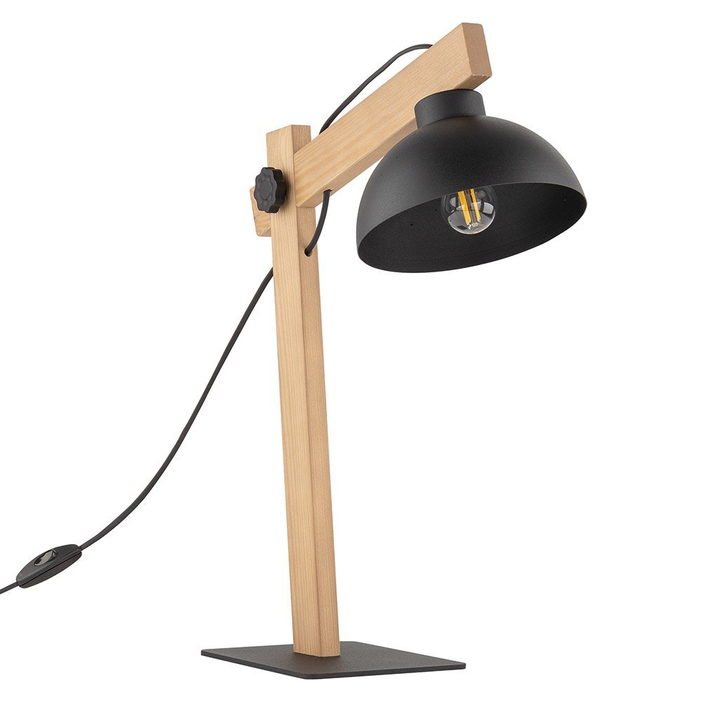 Lampa biurkowa z czarnym metalowym kloszem i drewnianą, regulowaną podstawą. Posiada przewód z włącznikiem oraz żarówkę widoczną wewnątrz klosza.
