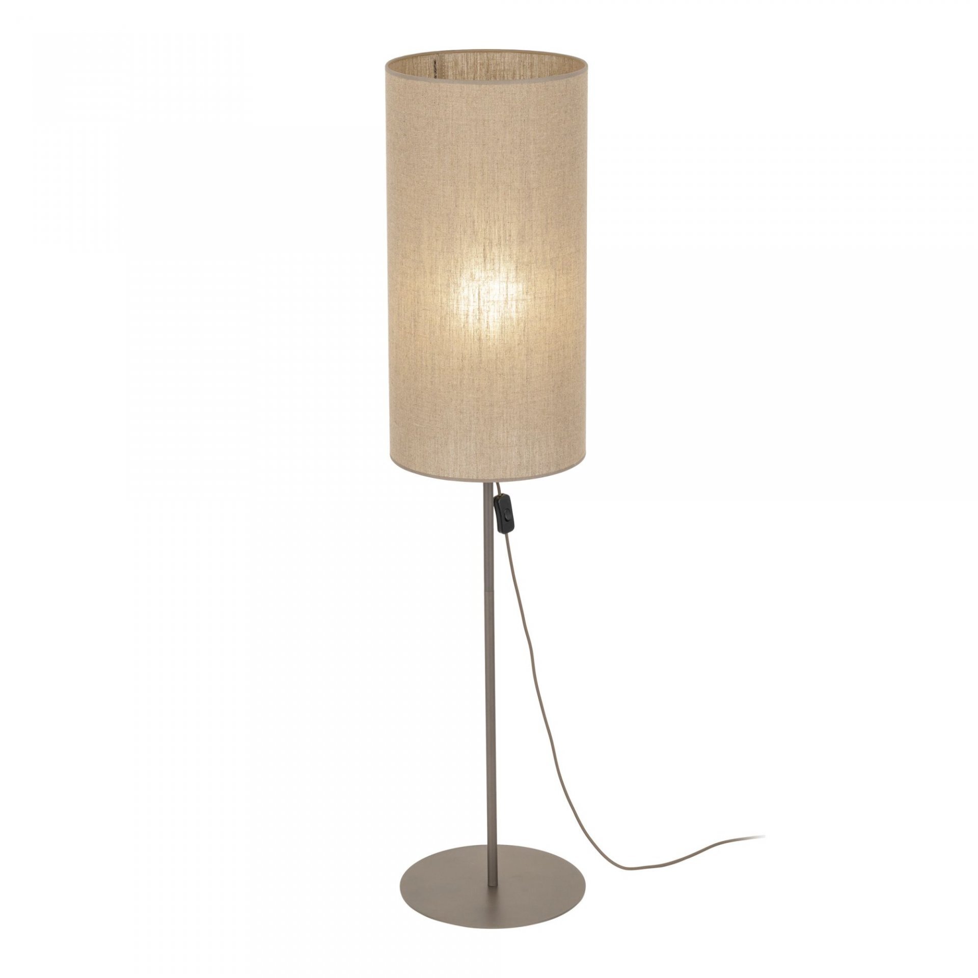 Lampa podłogowa z brązowym, lnianym abażurem w kształcie walca, umieszczona na metalowej podstawie. Widoczny jest przewód z włącznikiem.