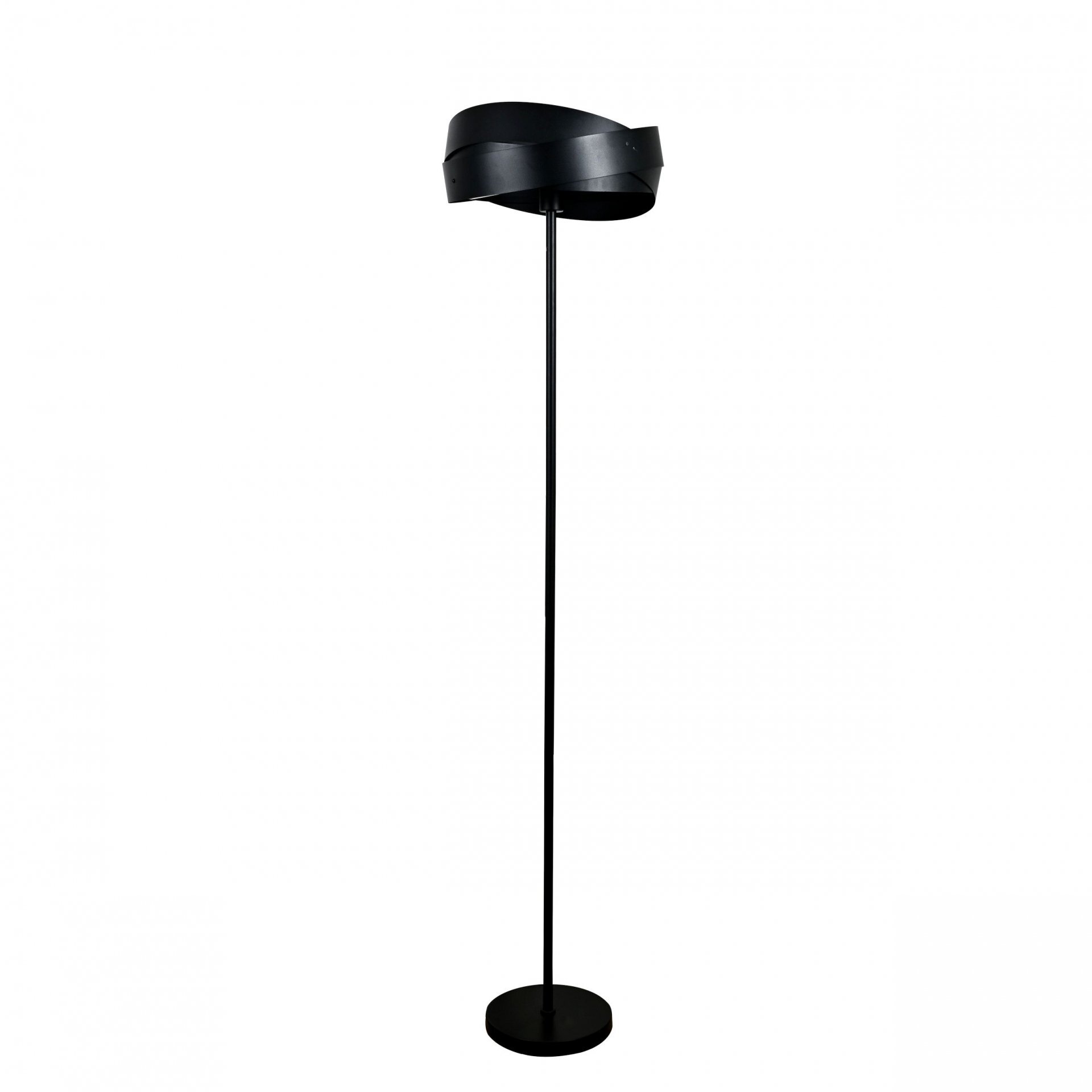 Czarna metalowa lampa podłogowa z prostym, smukłym trzonkiem i okrągłą podstawą. Klosz ma nowoczesny, zakrzywiony kształt.