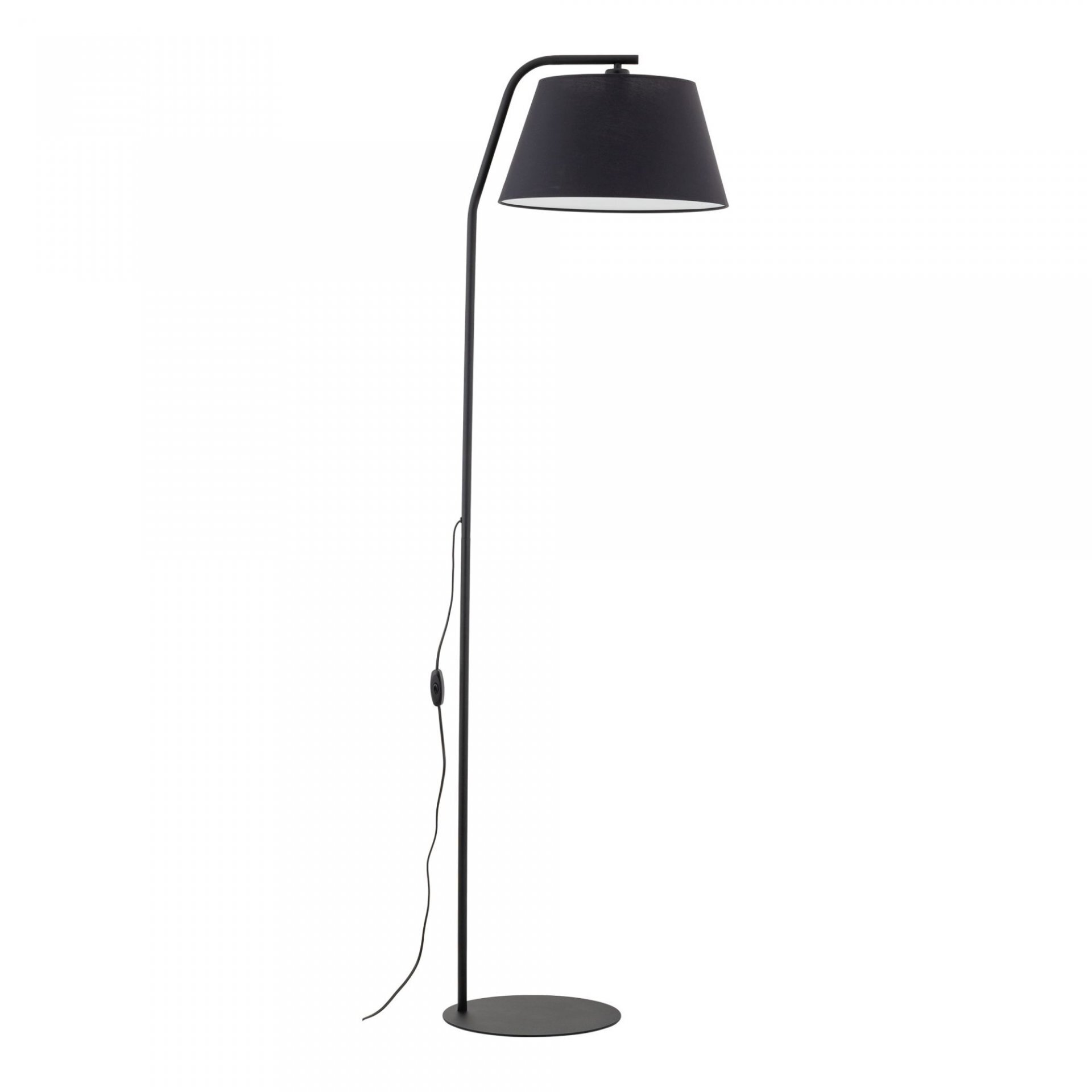 Czarna lampa podłogowa o nowoczesnym designie z prostym, smukłym stelażem i stożkowym abażurem. Lampa posiada przewód z włącznikiem umieszczonym na kablu.