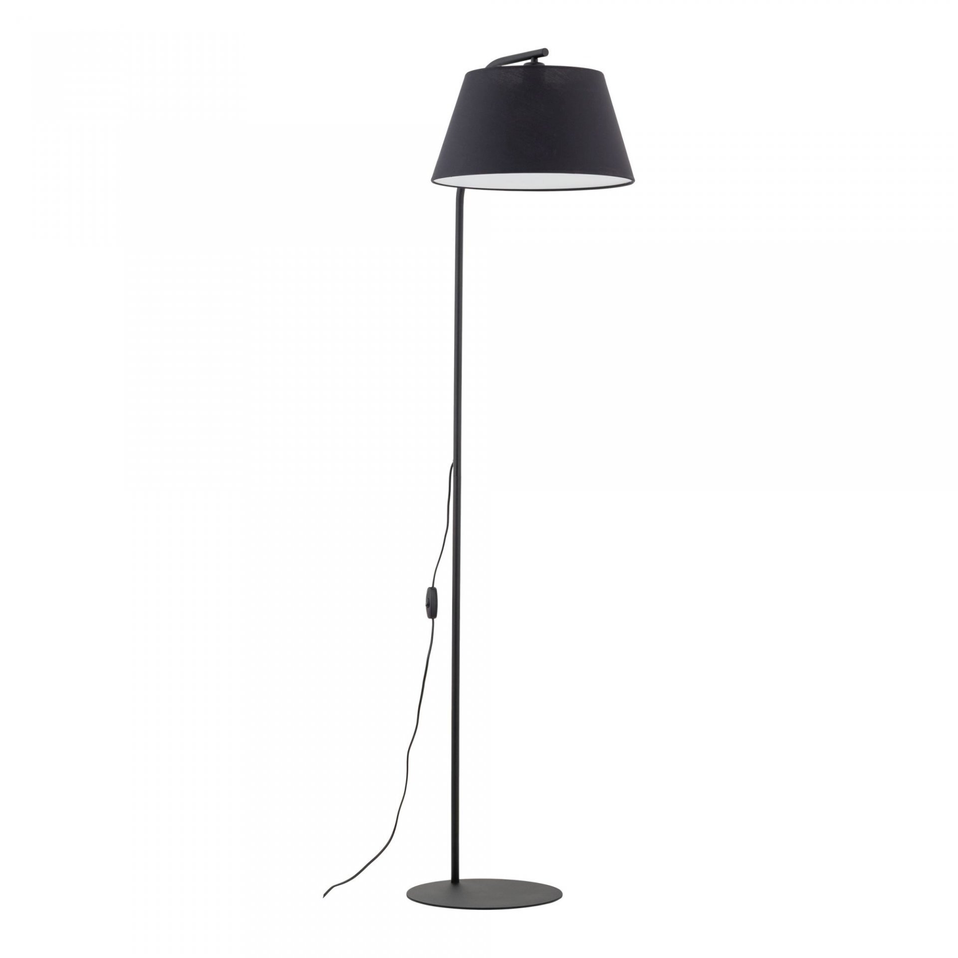 Czarna lampa podłogowa z prostym, smukłym stelażem i okrągłym kloszem. Kabel z włącznikiem zwisa wzdłuż stelaża.