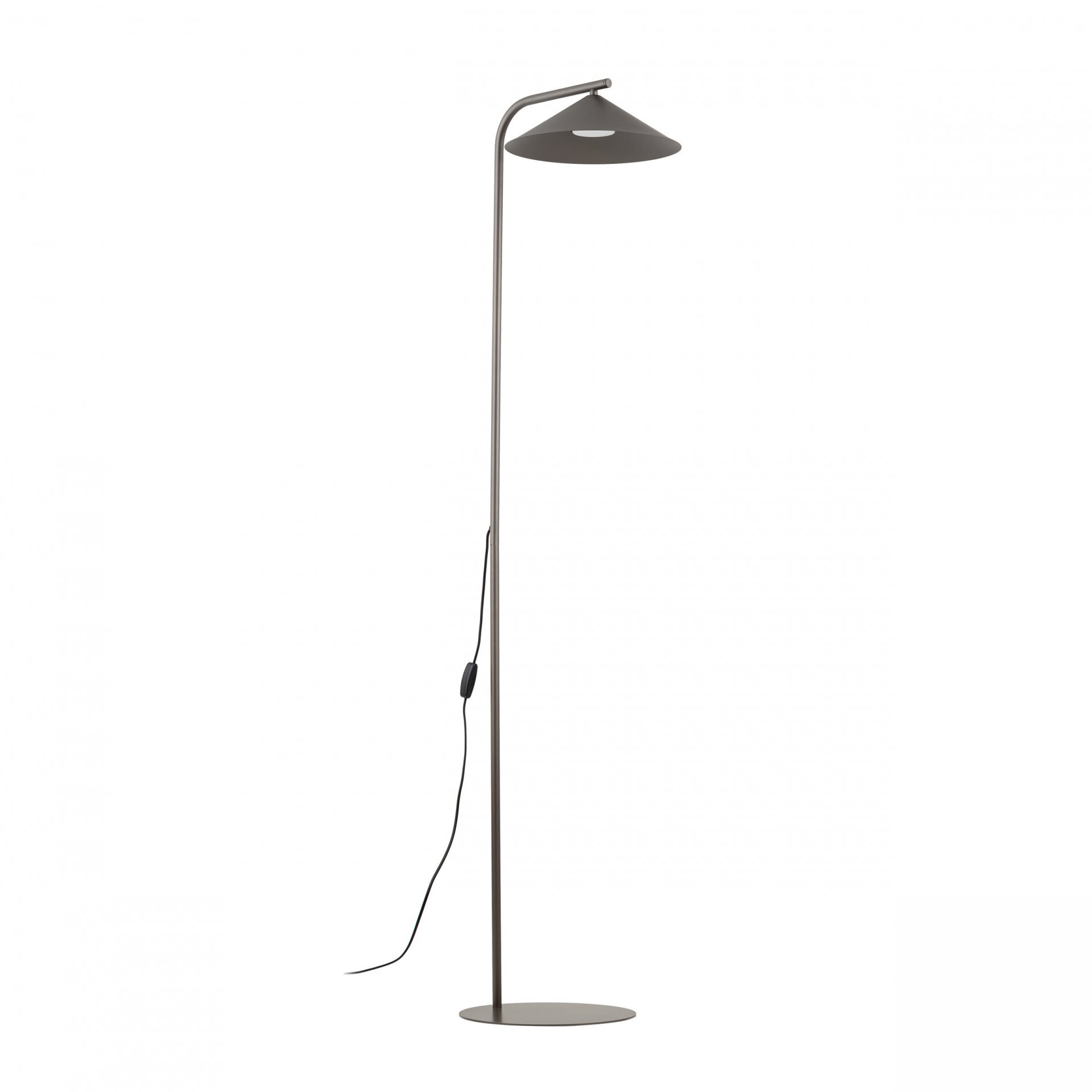 Brązowa lampa podłogowa o nowoczesnym designie, wykonana ze stali. Posiada stożkowy klosz i prosty stojak z przewodem z włącznikiem.