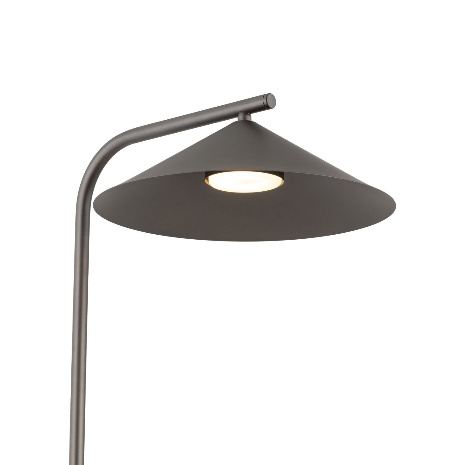 Brązowa lampa podłogowa z nowoczesnym, stożkowym kloszem i metalowym stelażem. Źródło światła znajduje się wewnątrz klosza.