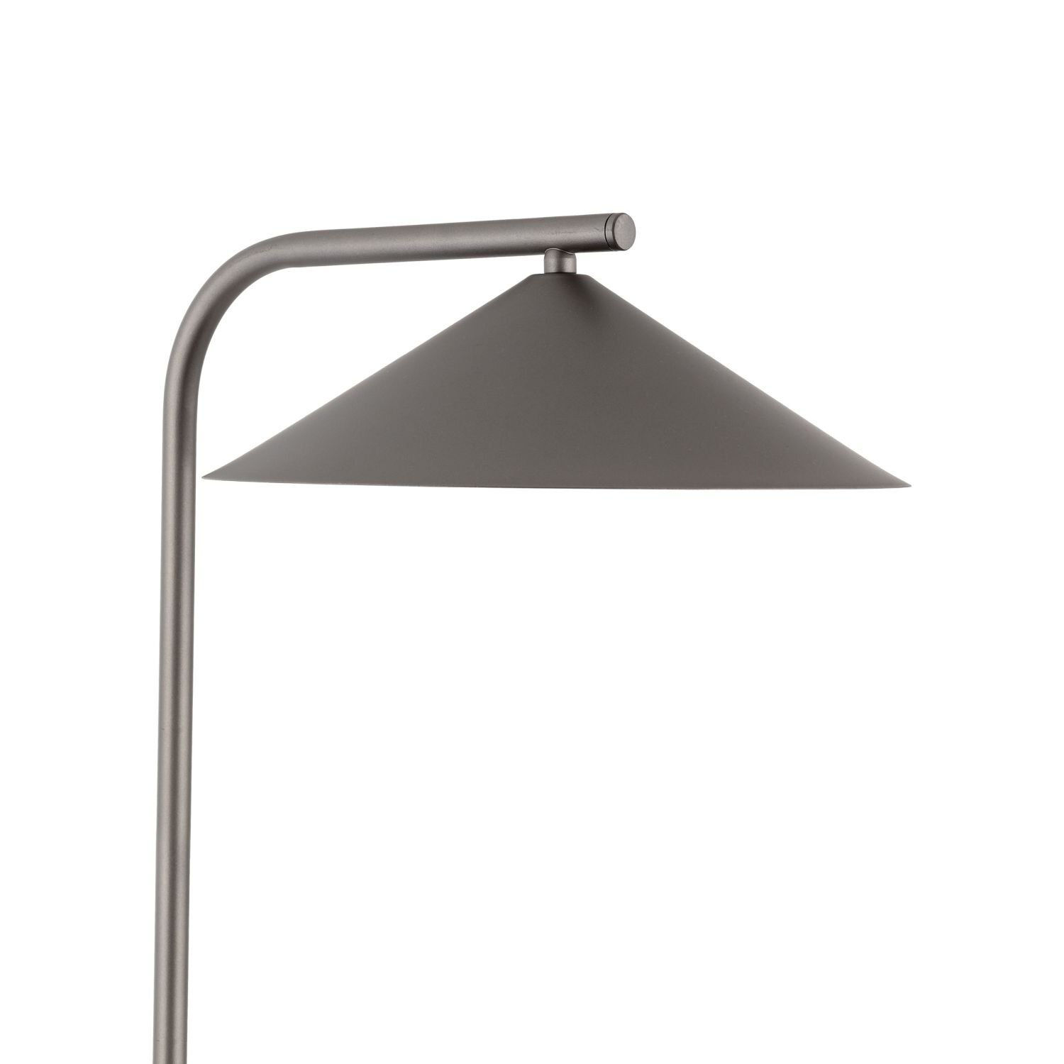 Lampa podłogowa z brązowym, stożkowym kloszem i prostym, metalowym stelażem. Wykonana z nowoczesnej stali, przeznaczona do salonu i sypialni.