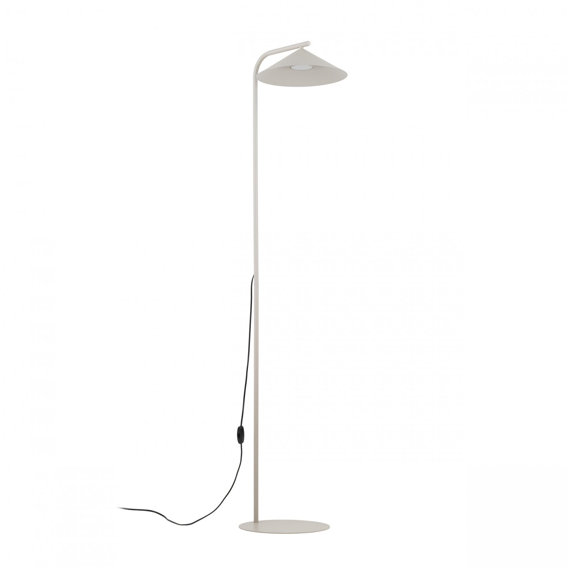 Na obrazie widoczna jest smukła, beżowa lampa podłogowa z okrągłym kloszem i podstawą. Lampa posiada czarny przewód z włącznikiem.