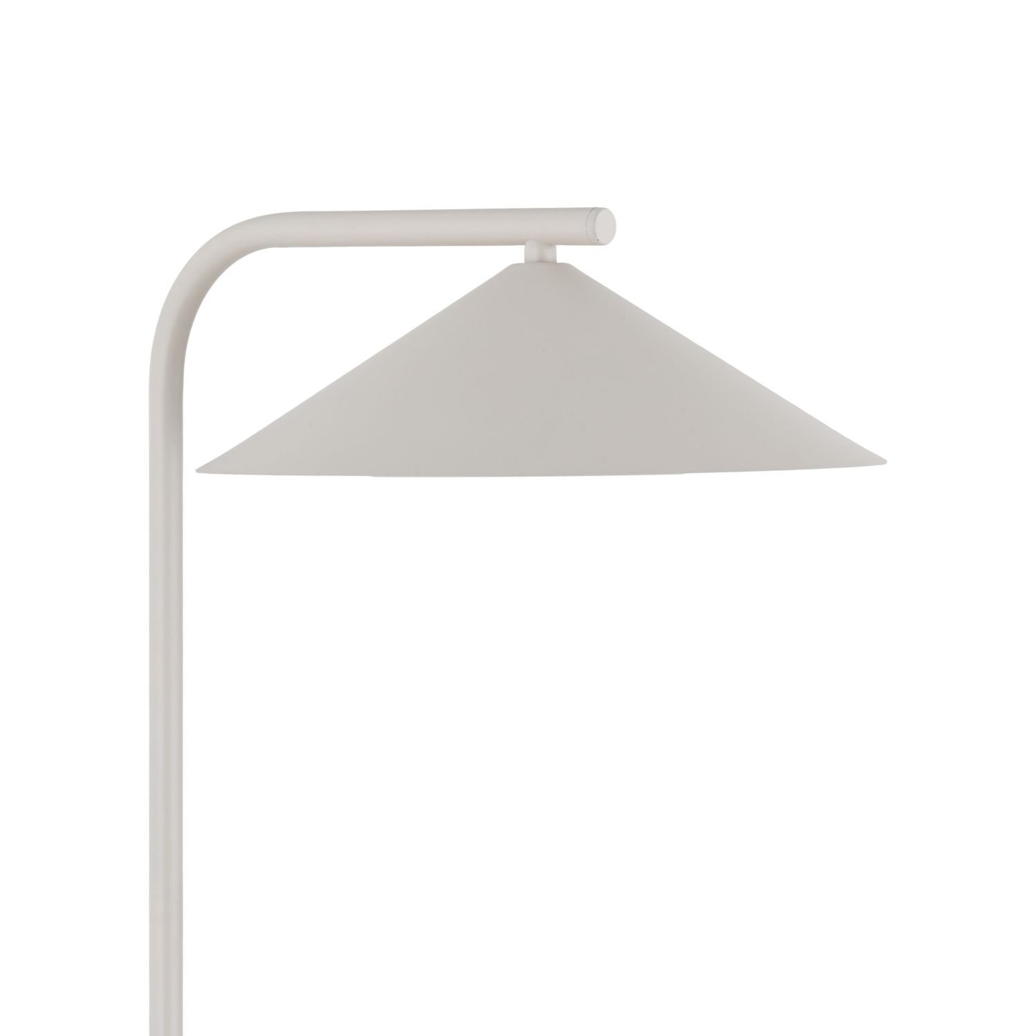 Lampa podłogowa z beżowym, stożkowym kloszem i prostym, metalowym stelażem. Klosz ma gładką powierzchnię i jednolity kolor.