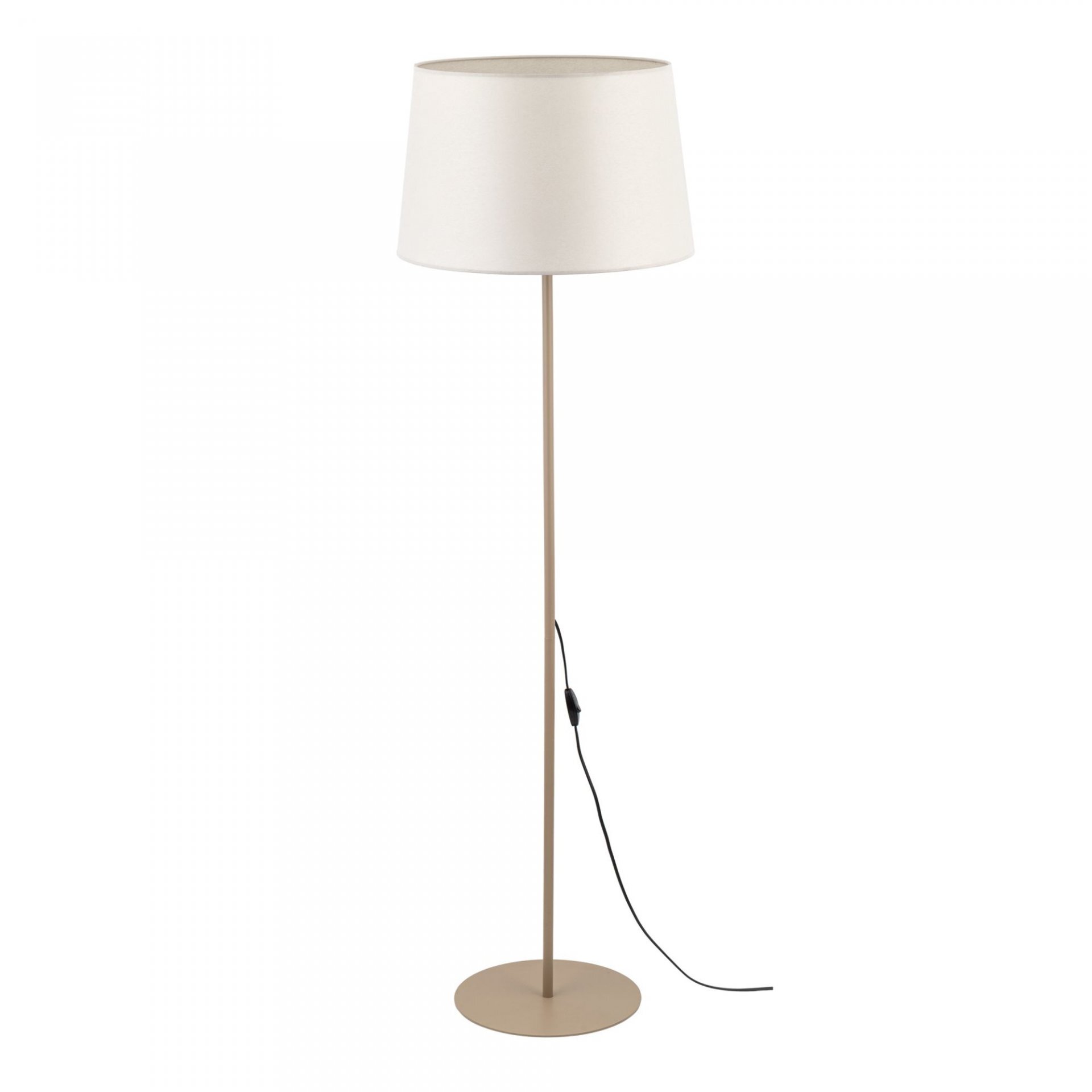 Lampa podłogowa z tkaninowym kloszem w kolorze ecru, osadzona na smukłej, metalowej podstawie. Posiada czarny przewód z włącznikiem.