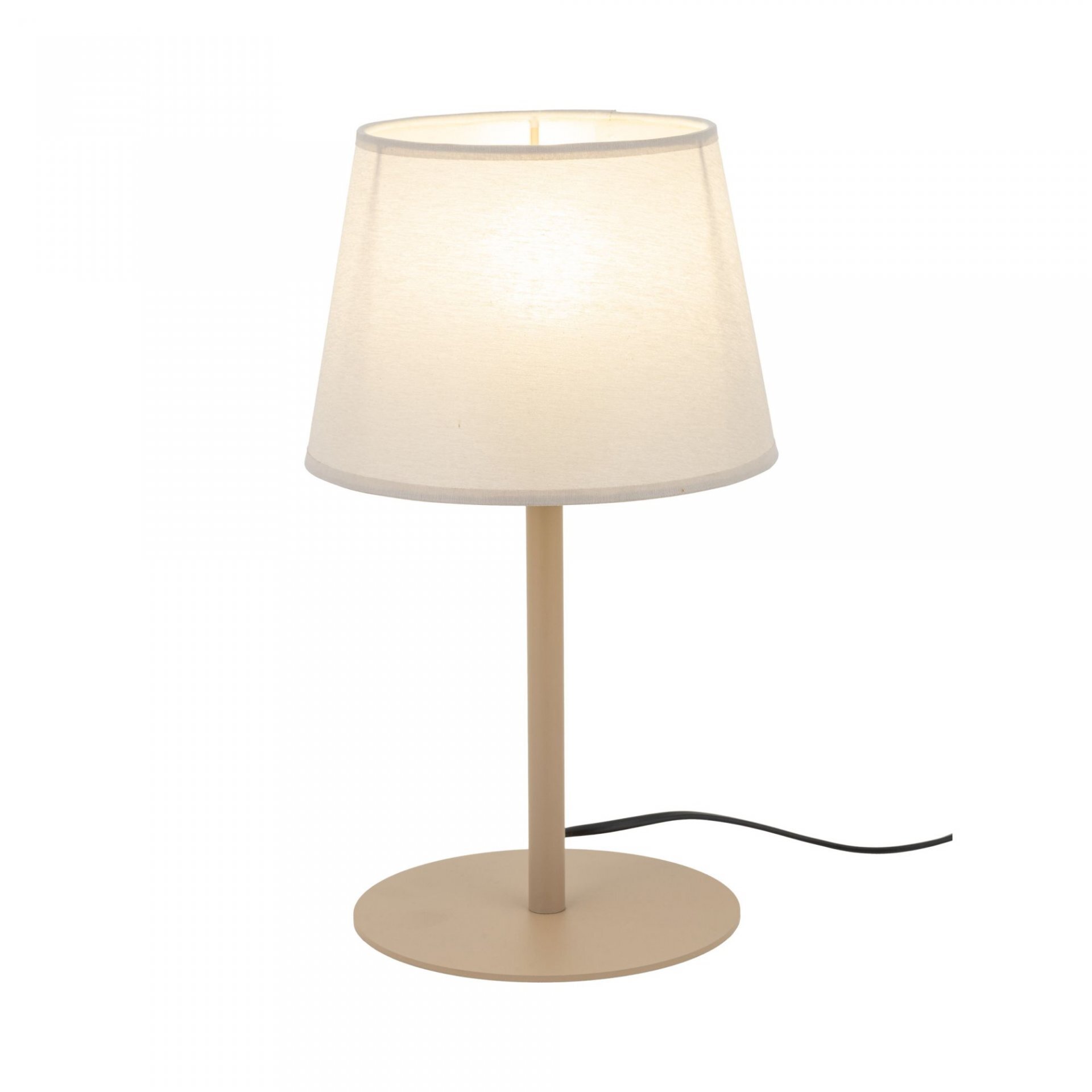 Beżowa lampa stołowa z prostym, cylindrycznym kloszem i okrągłą podstawą. Kabel zasilający jest widoczny obok podstawy.