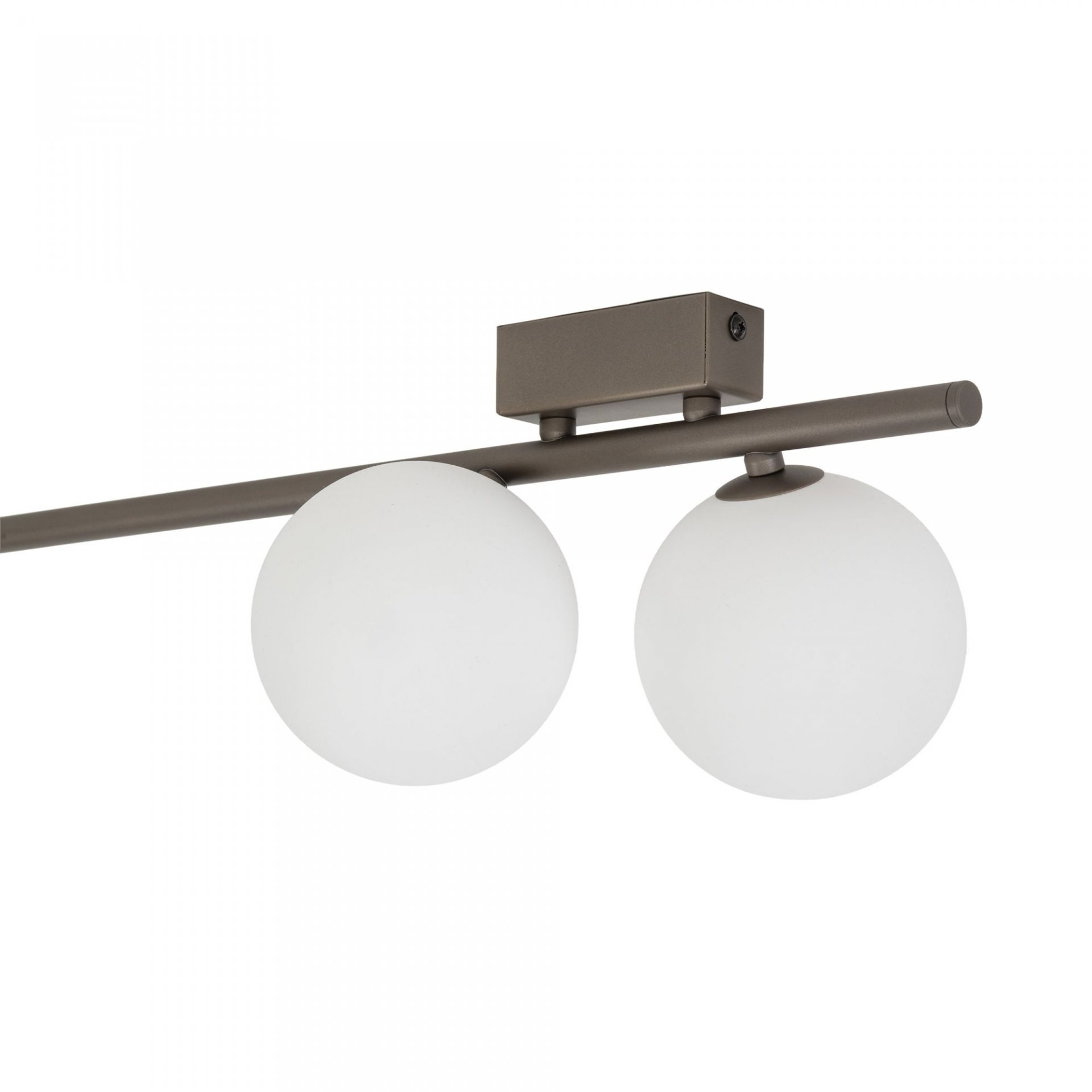 Lampa sufitowa z dwoma białymi, kulistymi kloszami zamontowanymi na brązowej listwie. Element mocujący jest prostokątny i również w kolorze brązowym.