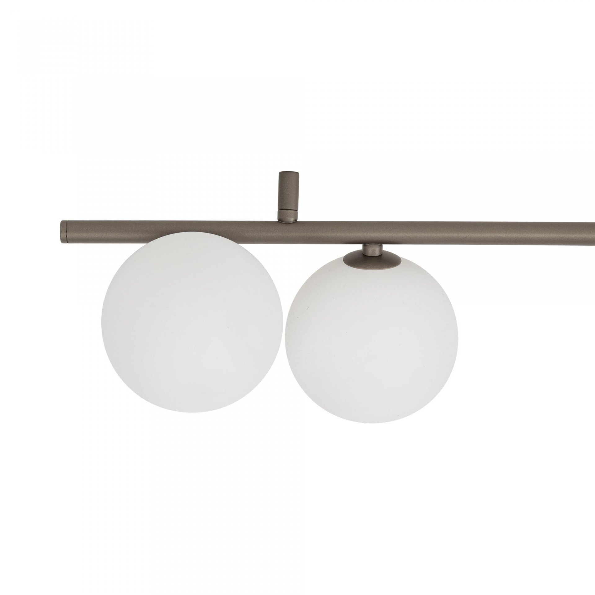 Lampa sufitowa z dwoma białymi kulistymi kloszami zamocowanymi na brązowej listwie. Konstrukcja ma nowoczesny, minimalistyczny design.