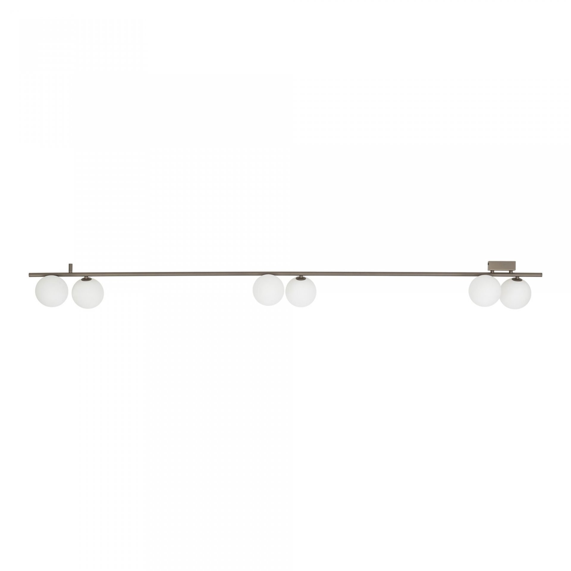 Lampa sufitowa z sześcioma białymi kulistymi kloszami umieszczonymi na długiej, brązowej listwie. Styl nowoczesny, odpowiednia do wnętrz typu loft.