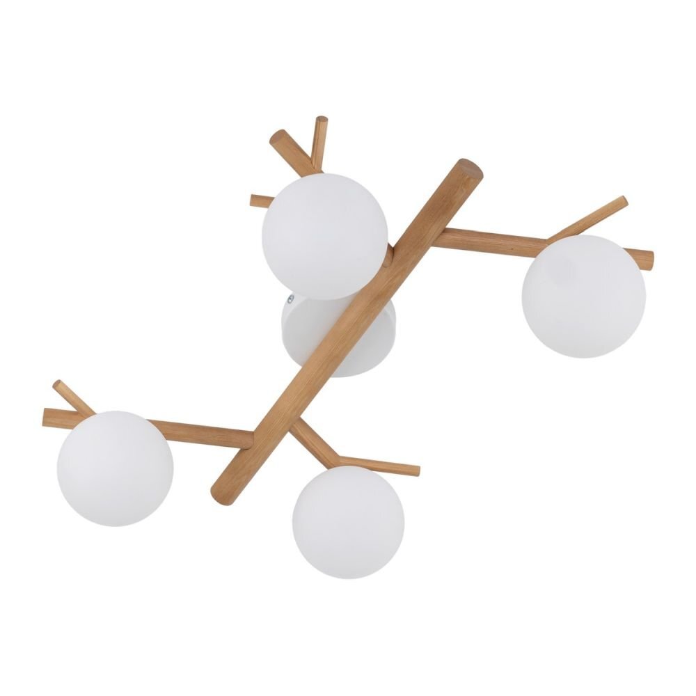 Lampa sufitowa z czterema białymi, kulistymi kloszami zamocowanymi na drewnianej konstrukcji przypominającej gałęzie. Konstrukcja ma nowoczesny design, łącząc biel z naturalnym drewnem.