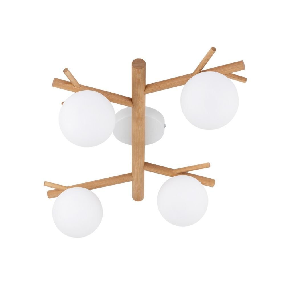 Lampa sufitowa z czterema białymi, kulistymi kloszami zamocowanymi na drewnianej konstrukcji przypominającej gałęzie. Konstrukcja jest nowoczesna i minimalistyczna.