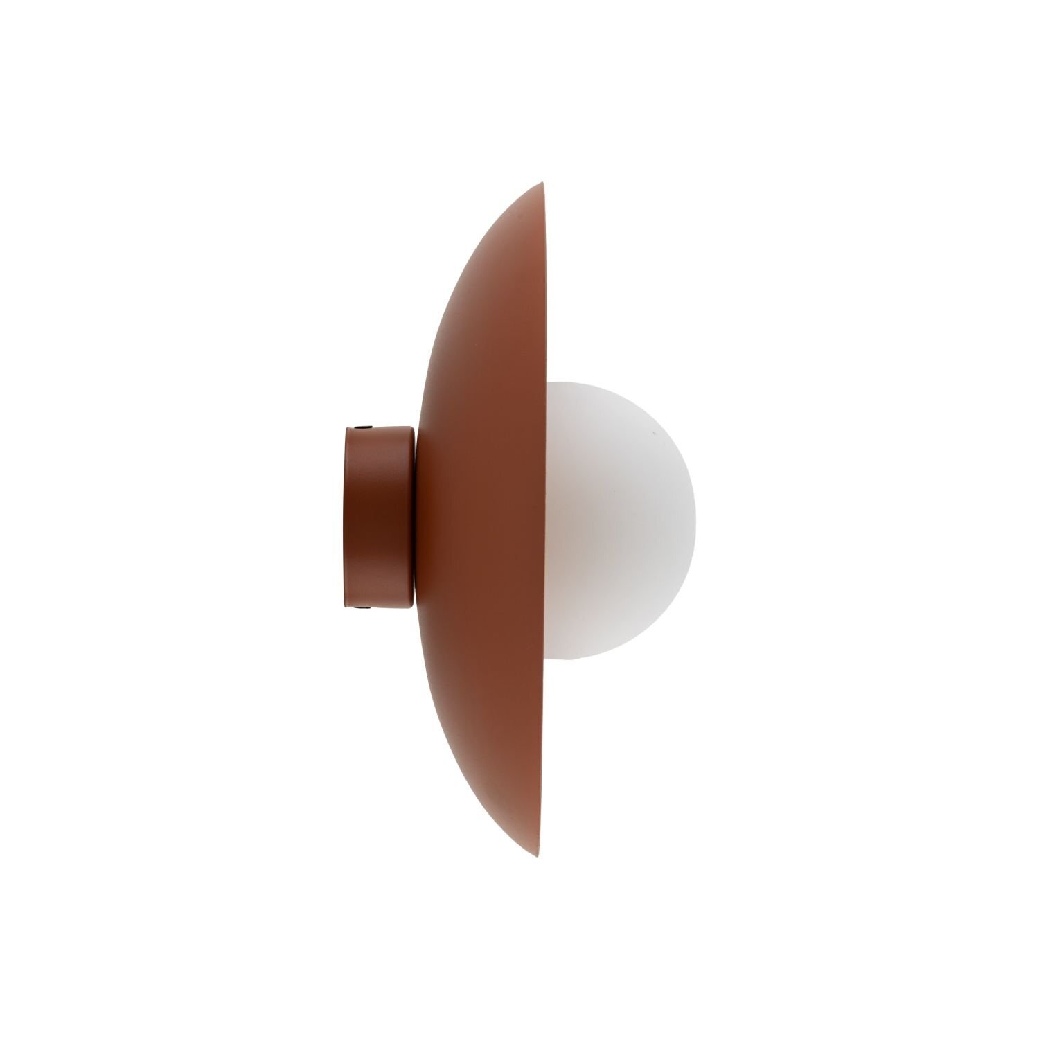 Lampa sufitowo-ścienna z białą kulistą żarówką osadzoną na ceglastym, półokrągłym uchwycie. Produkt ma prosty, nowoczesny design.