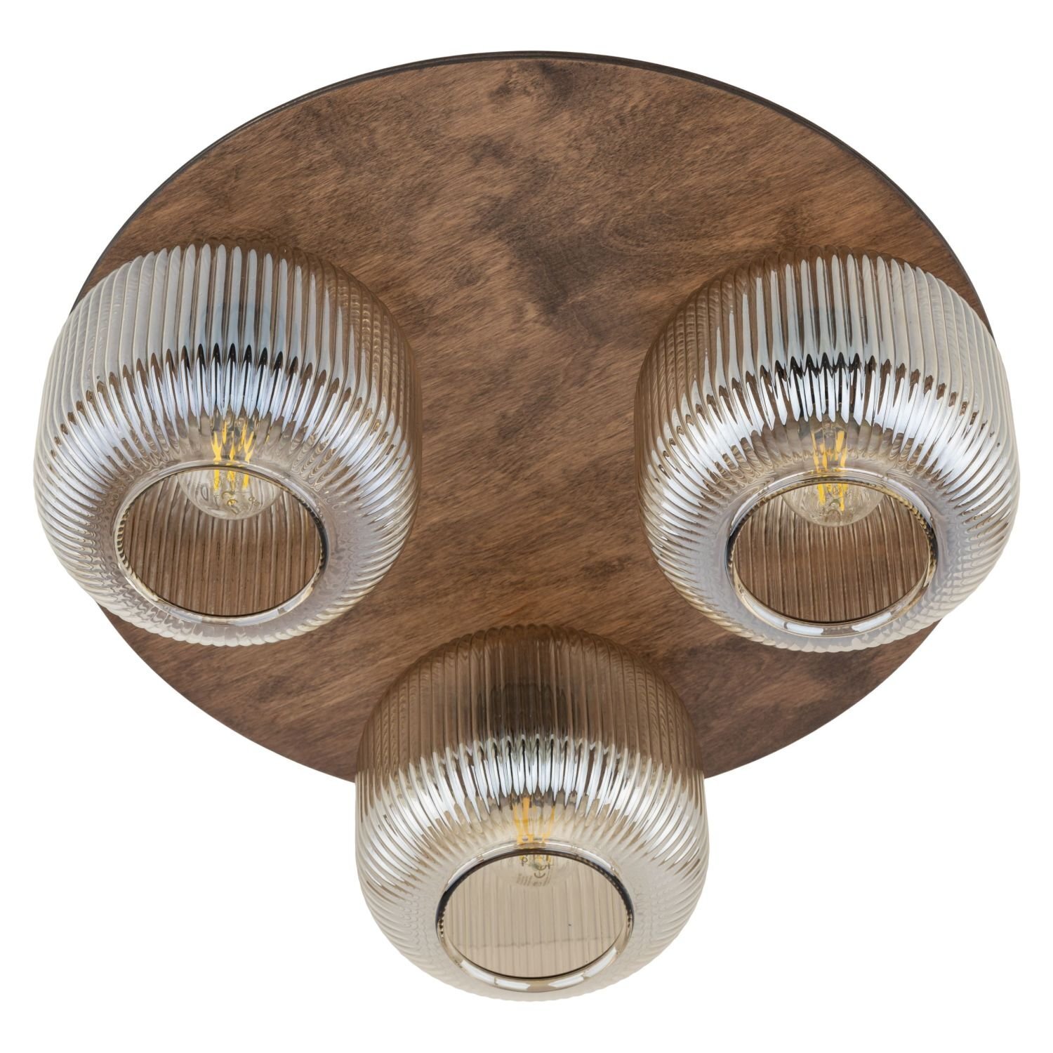 Lampa sufitowa z trzema żarówkami umieszczonymi w szklanych, żebrowanych kloszach na okrągłej, drewnianej podstawie. Klosze mają przezroczysty wygląd z widocznymi żarówkami wewnątrz.