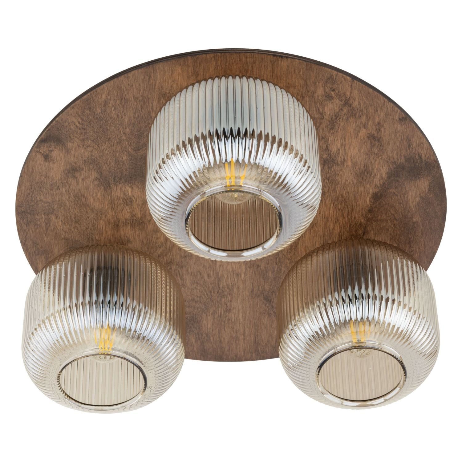 Lampa sufitowa z trzema żarówkami umieszczonymi w szklanych kloszach o żebrowanej fakturze, zamontowana na okrągłej, brązowej podstawie. Materiały użyte w konstrukcji to metal, szkło i drewno.