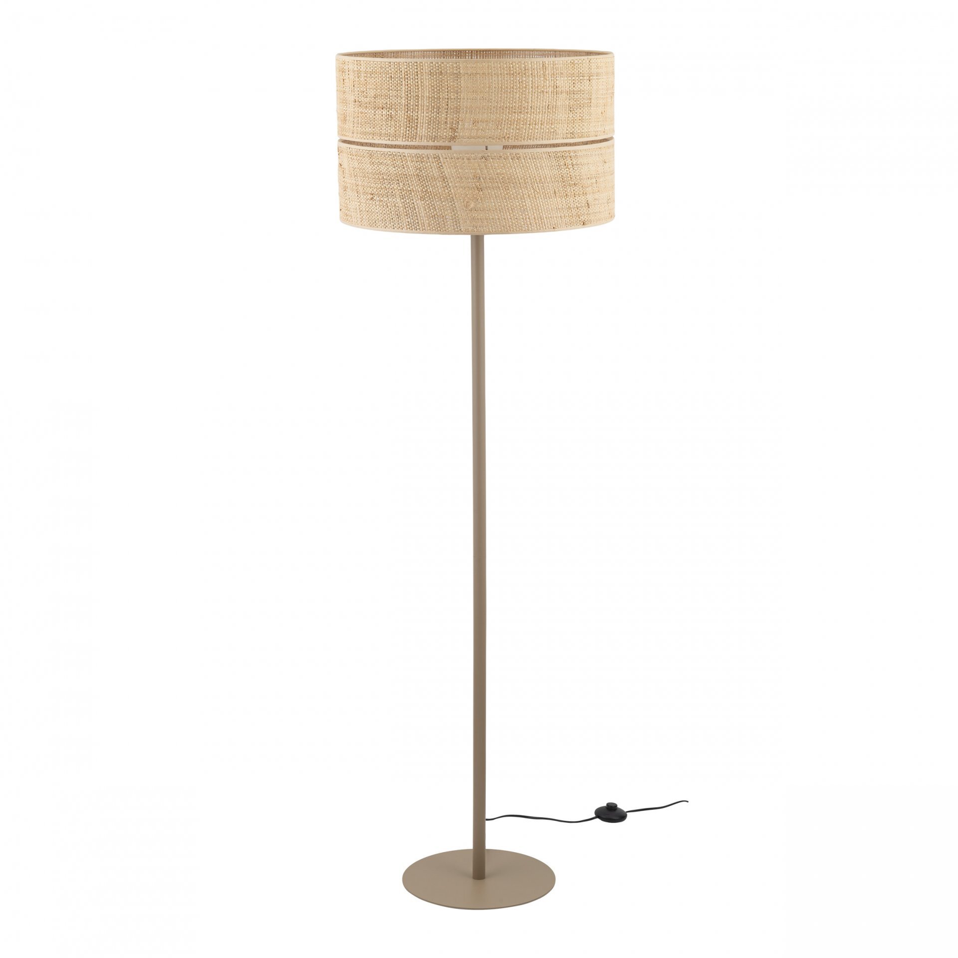 Lampa podłogowa z beżowym kloszem wykonanym z rafii, osadzona na prostym, metalowym stojaku. Posiada okrągłą podstawę i włącznik nożny na przewodzie.
