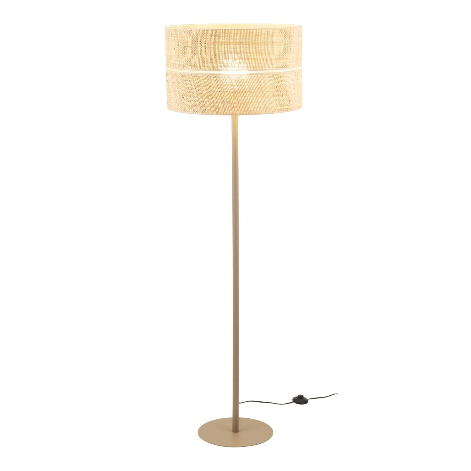Lampa podłogowa z beżowym kloszem wykonanym z rafii, osadzona na prostym, smukłym stojaku. U podstawy znajduje się okrągły włącznik nożny.