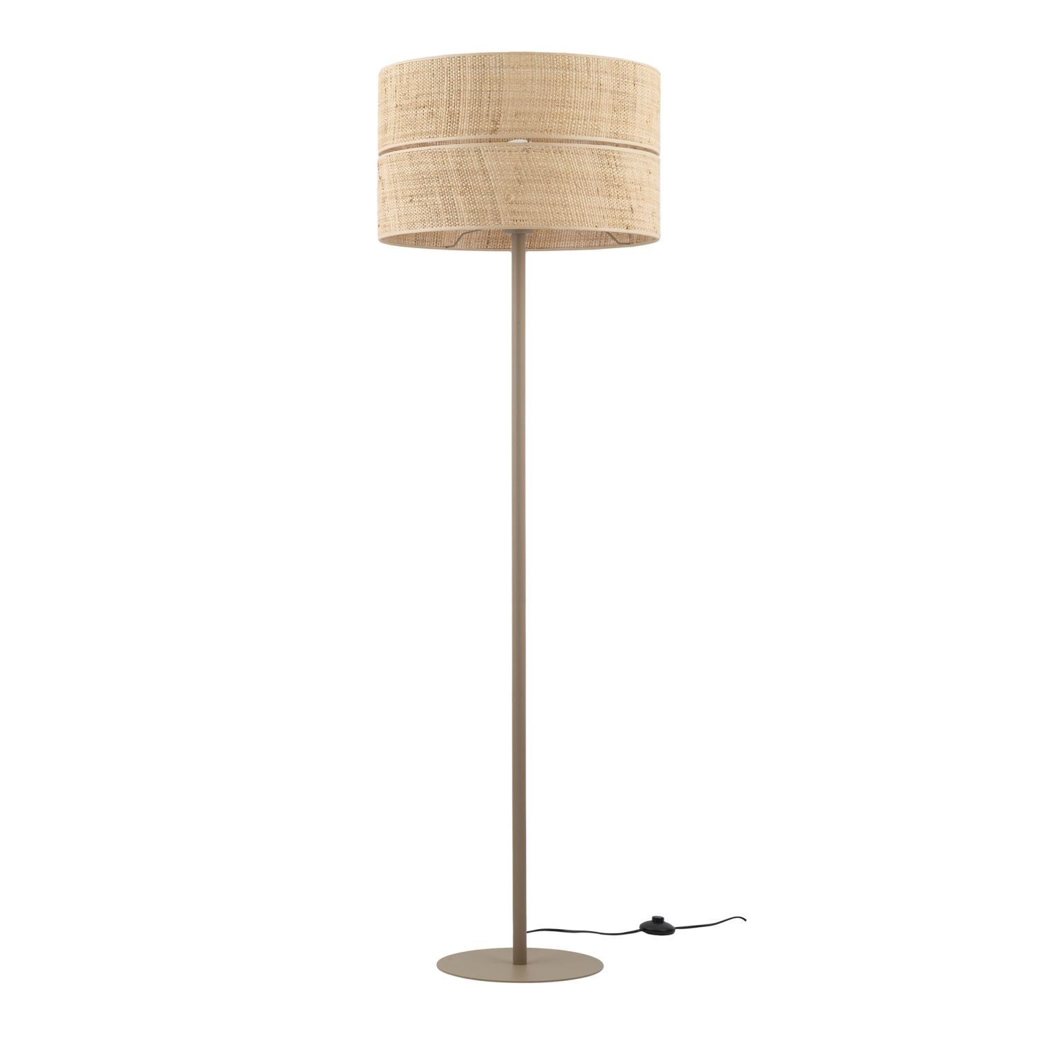Lampa podłogowa z beżowym kloszem wykonanym z rafii, osadzona na prostym, metalowym stojaku. U podstawy znajduje się włącznik nożny z przewodem zasilającym.