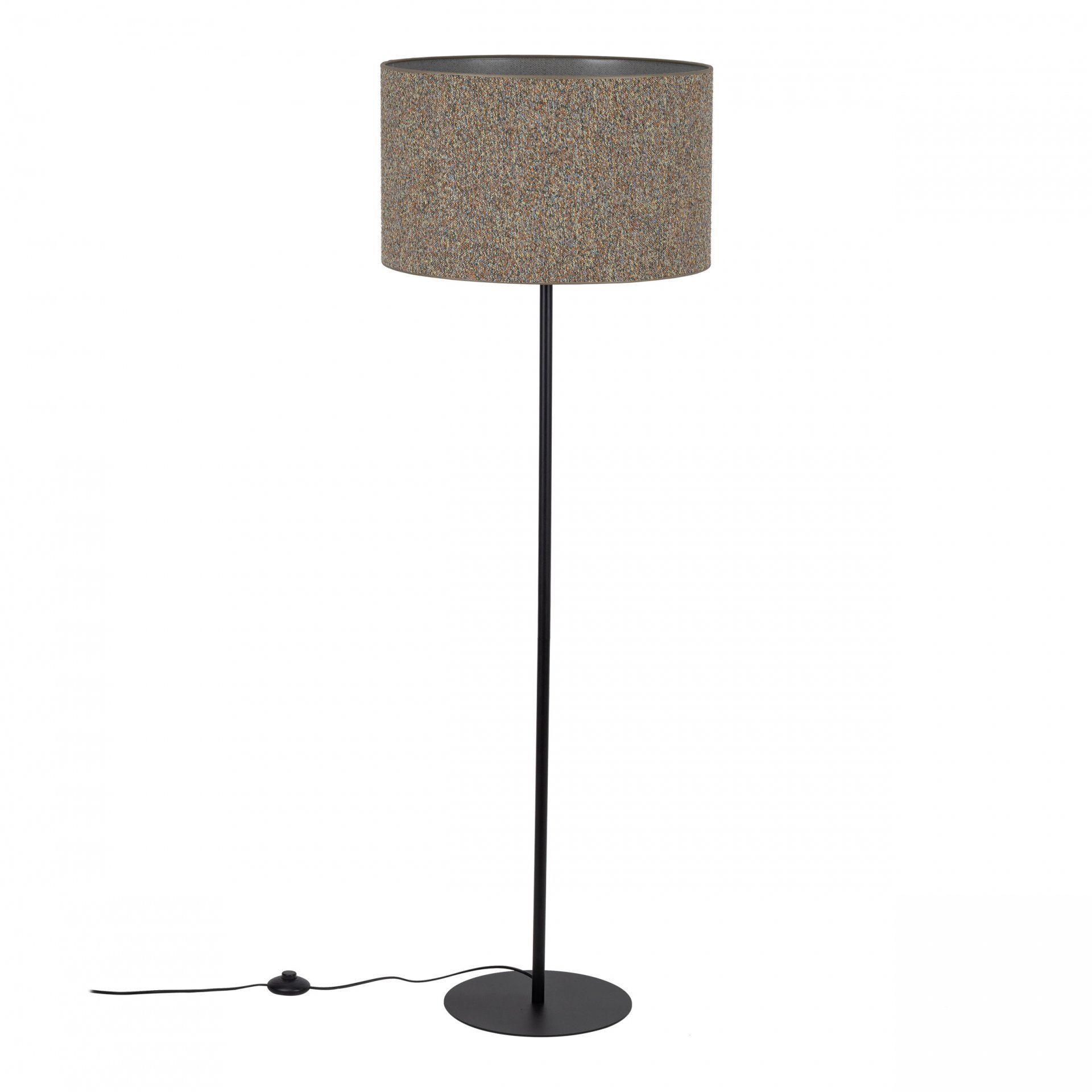 Czarna lampa podłogowa z prostym, smukłym trzonem i okrągłym kloszem w odcieniach brązu. Na podłodze widoczny jest włącznik nożny połączony z lampą kablem.