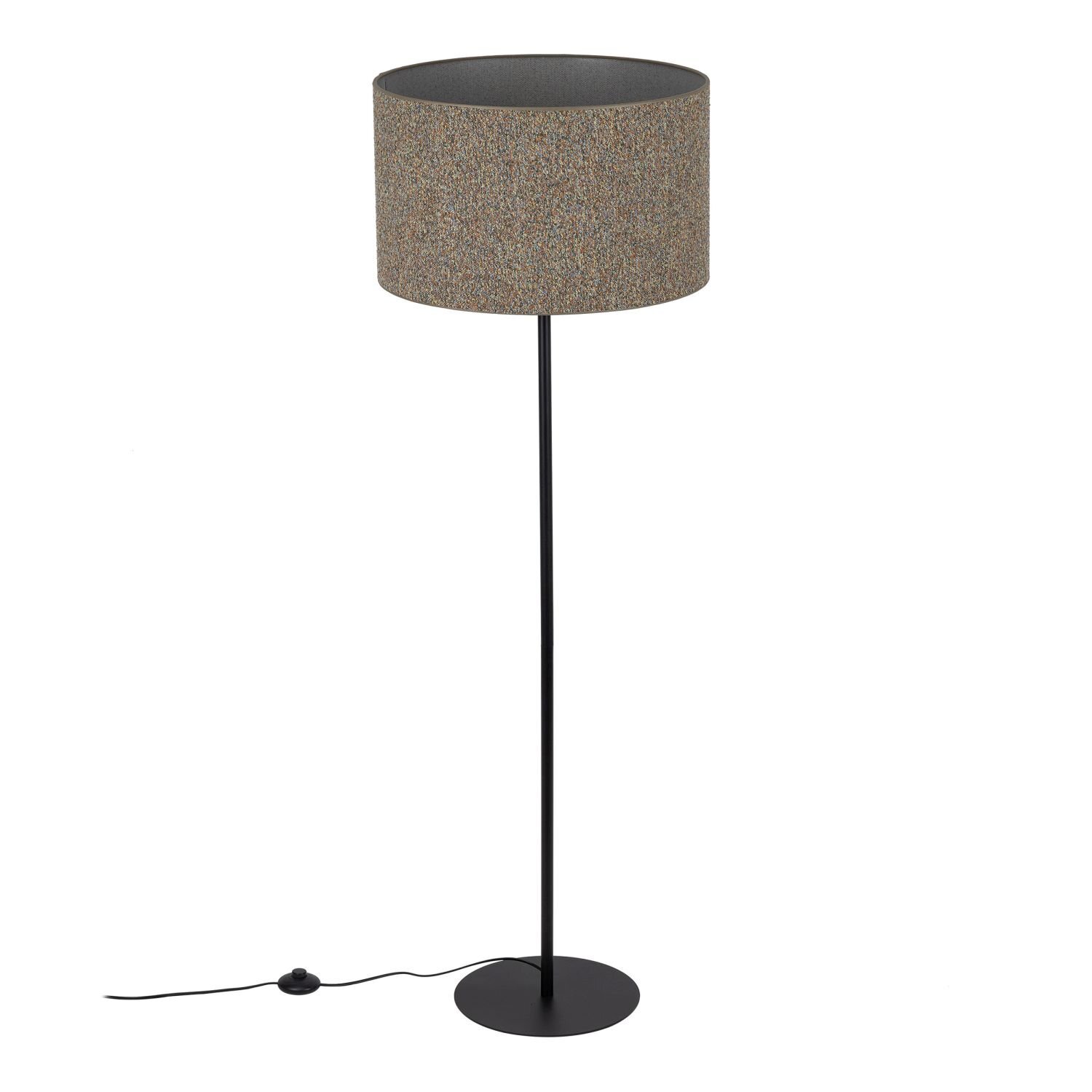 Czarna lampa podłogowa z prostym, smukłym stelażem i okrągłym abażurem w kolorze brązowym. Na podłodze widoczny jest włącznik nożny oraz przewód zasilający.