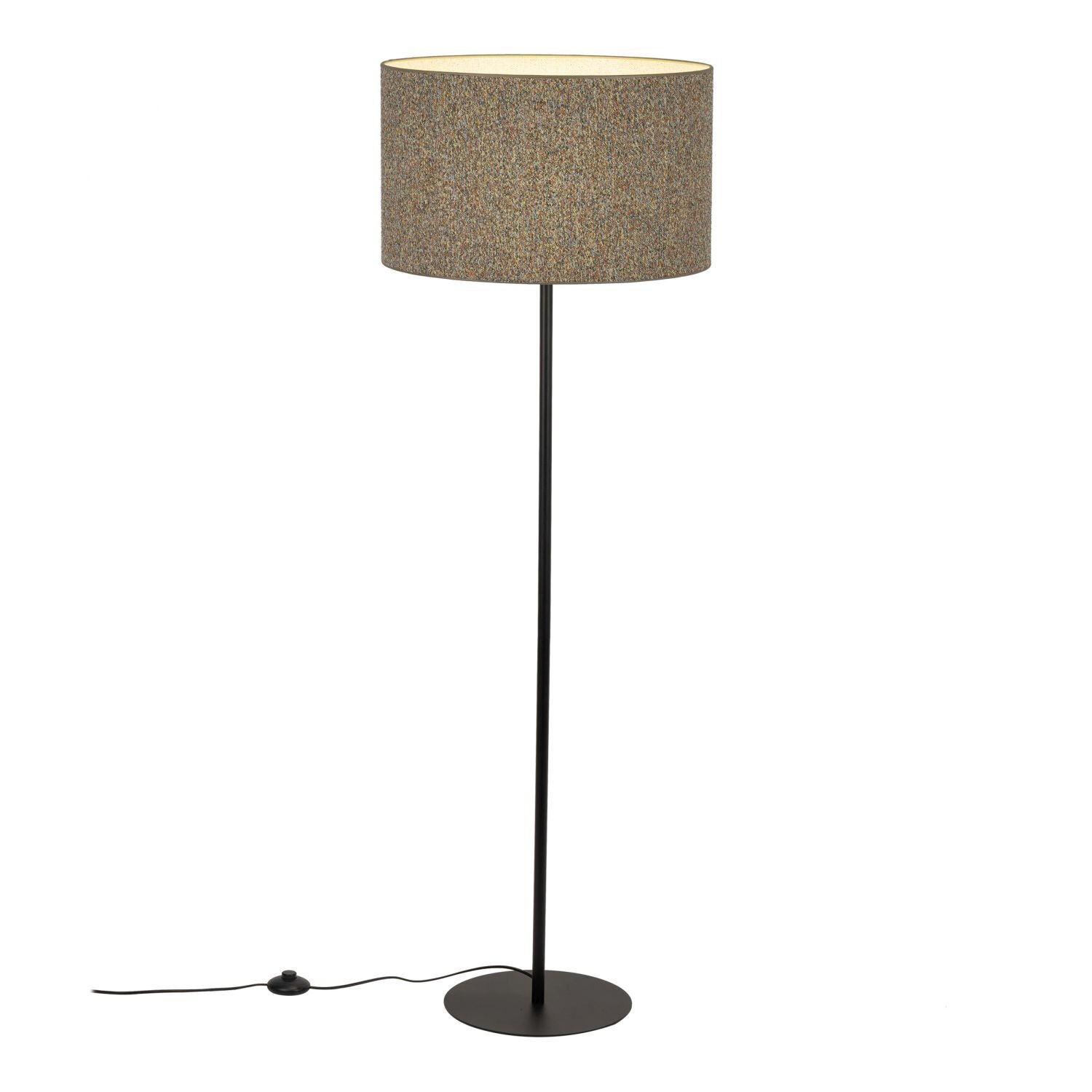 Czarna lampa podłogowa z prostym, smukłym trzonem i okrągłym abażurem w odcieniach brązu. Na podłodze widoczny jest włącznik nożny połączony z lampą przewodem.