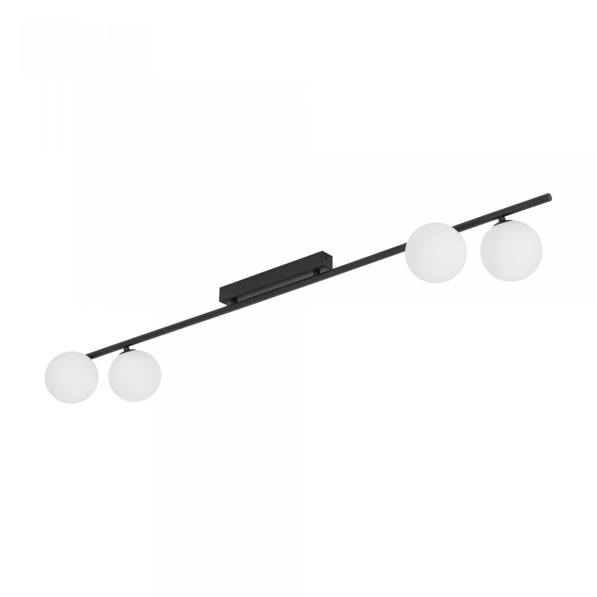 Czarna lampa sufitowa z czterema białymi, kulistymi kloszami umieszczonymi na prostej listwie. Lampa ma nowoczesny, minimalistyczny design.