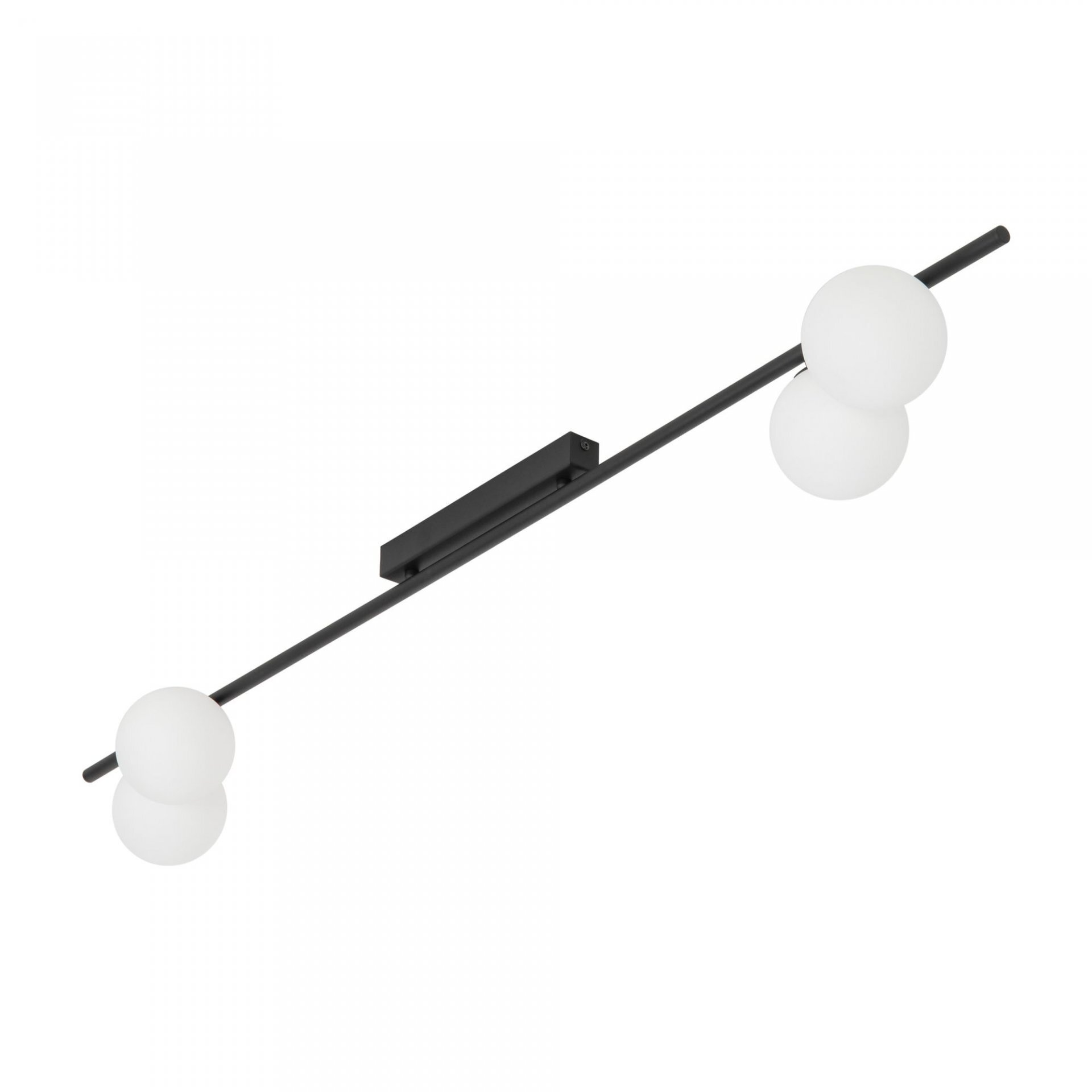 Czarna lampa sufitowa z czterema białymi kulistymi kloszami umieszczonymi na prostej listwie. Konstrukcja ma nowoczesny, minimalistyczny design.