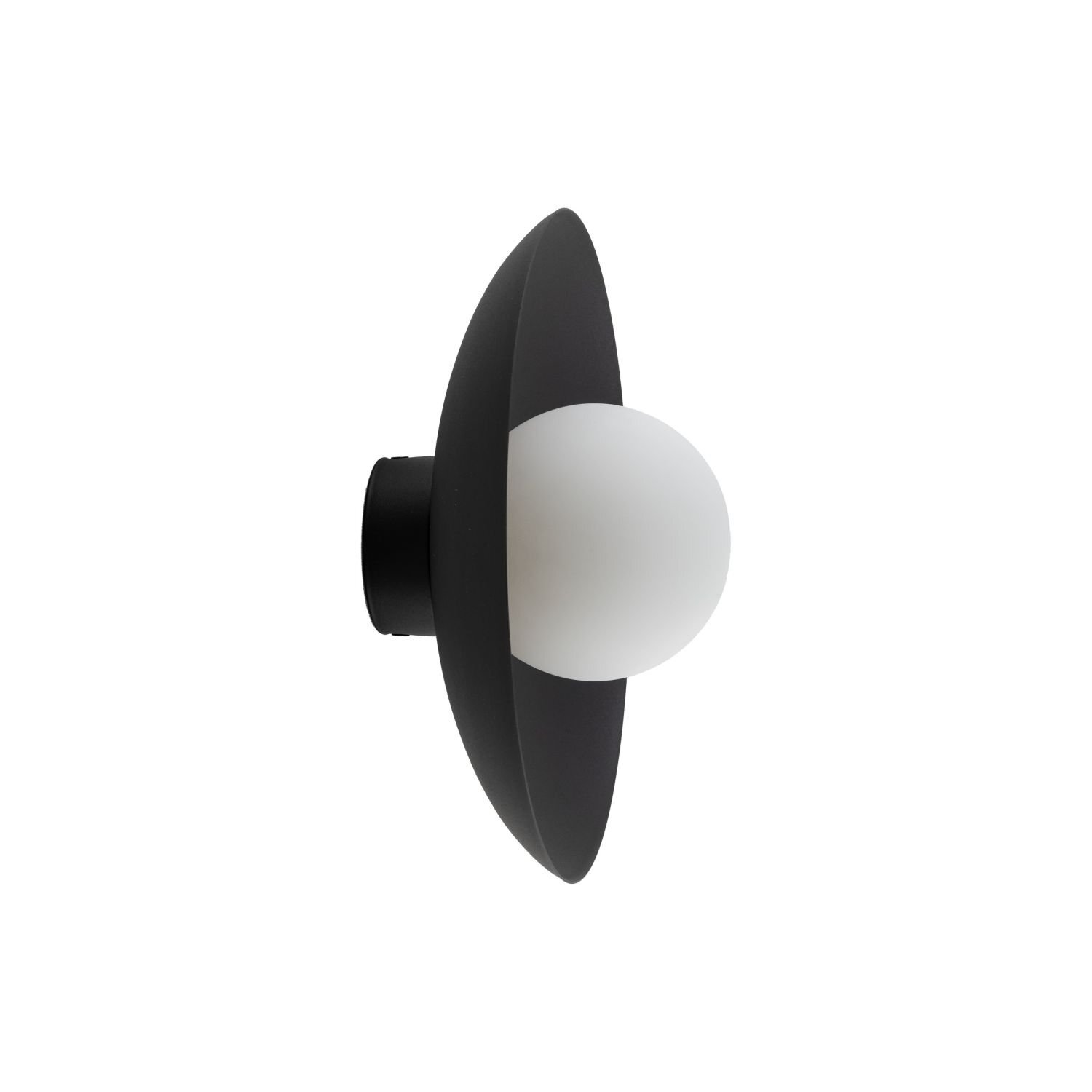 Lampa sufitowo-ścienna z czarnym, metalowym kloszem i białą, szklaną kulą w centrum. Klosz ma kształt dysku, a kula pełni funkcję źródła światła.