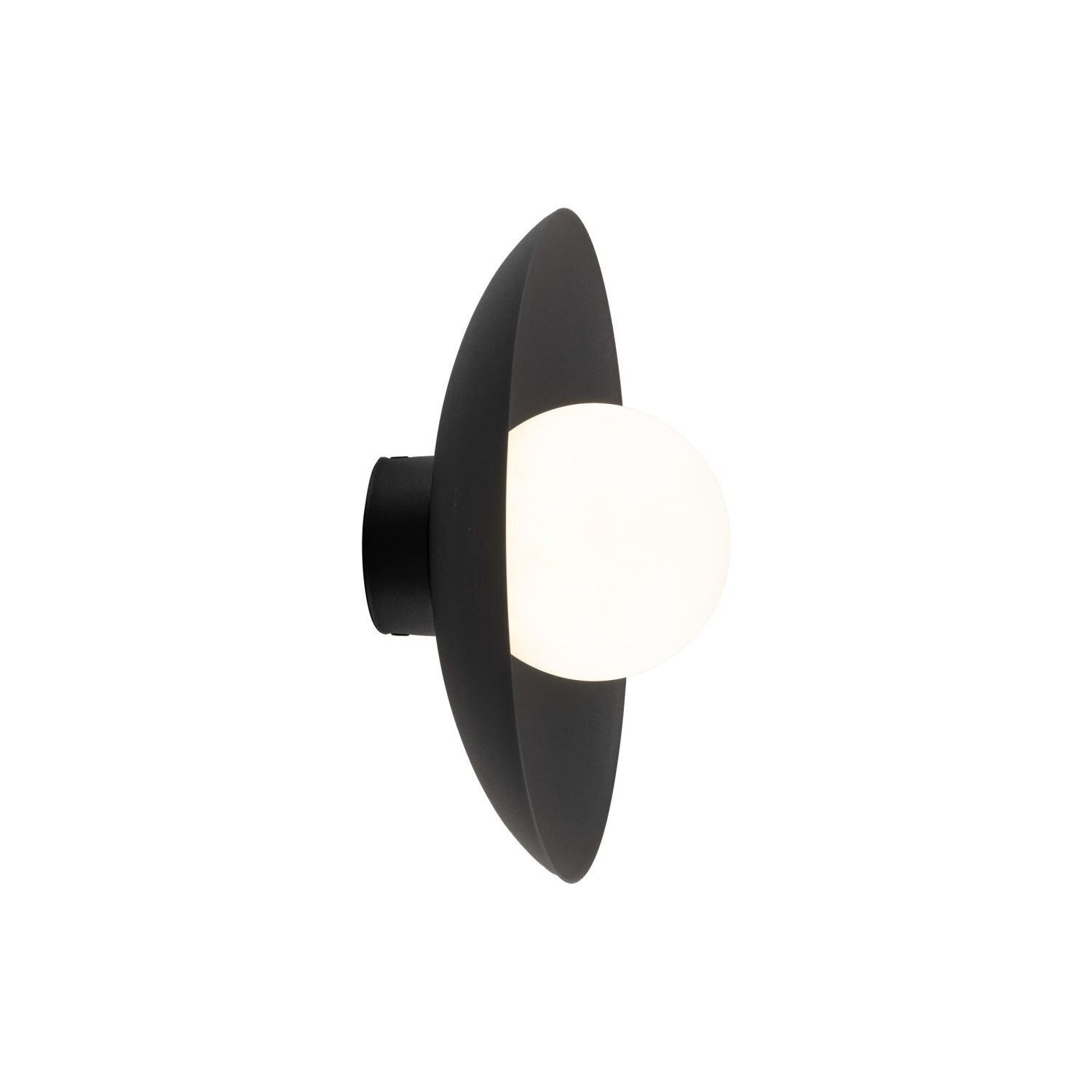 Na obrazie widoczna jest lampa sufitowo-ścienna z czarnym metalowym korpusem i białym szklanym kloszem w kształcie kuli. Lampa ma nowoczesny design i jest przeznaczona do montażu na suficie lub ścianie.