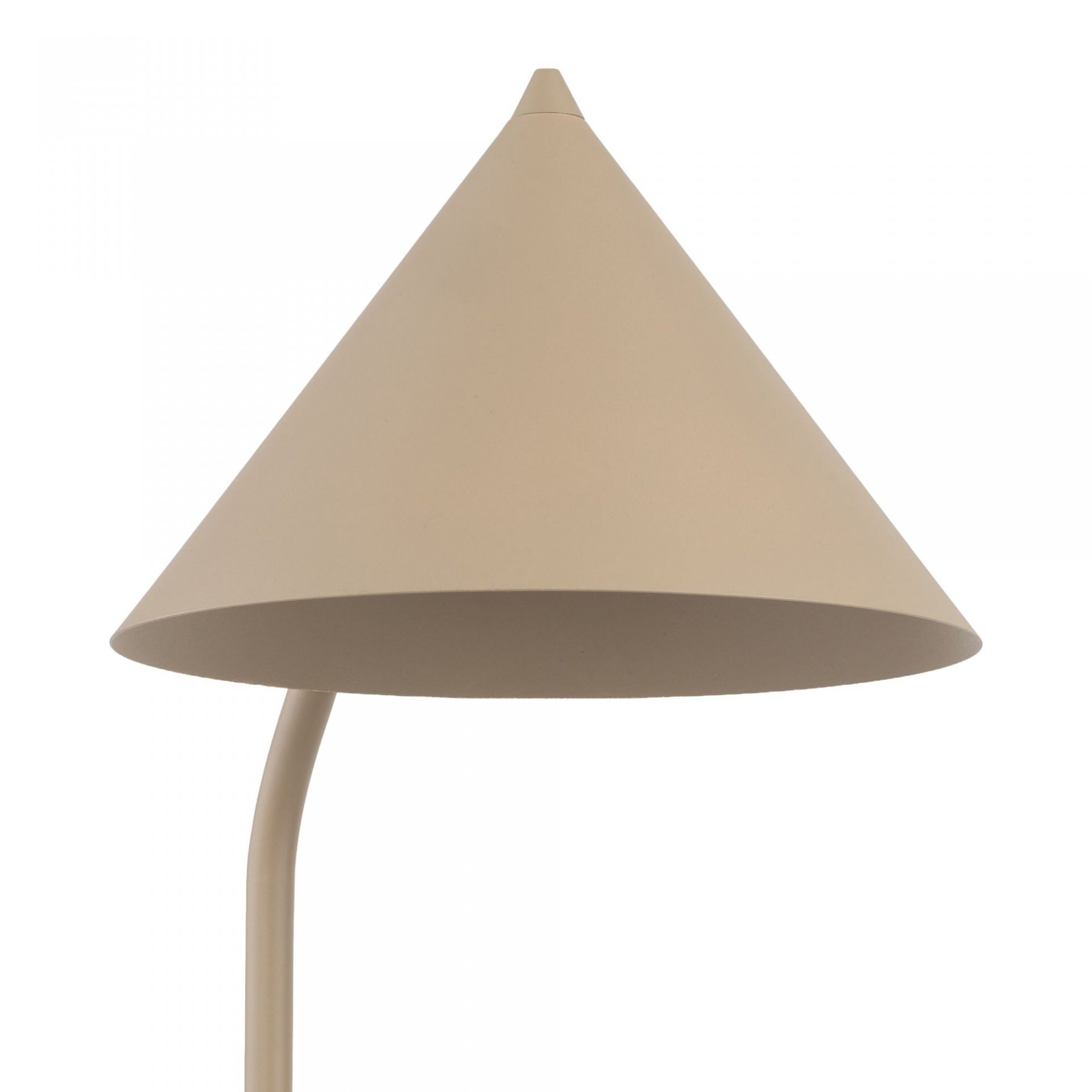 Beżowy klosz lampy podłogowej w kształcie stożka, zamontowany na prostym ramieniu. Lampa ma minimalistyczny design i jednolity kolor.
