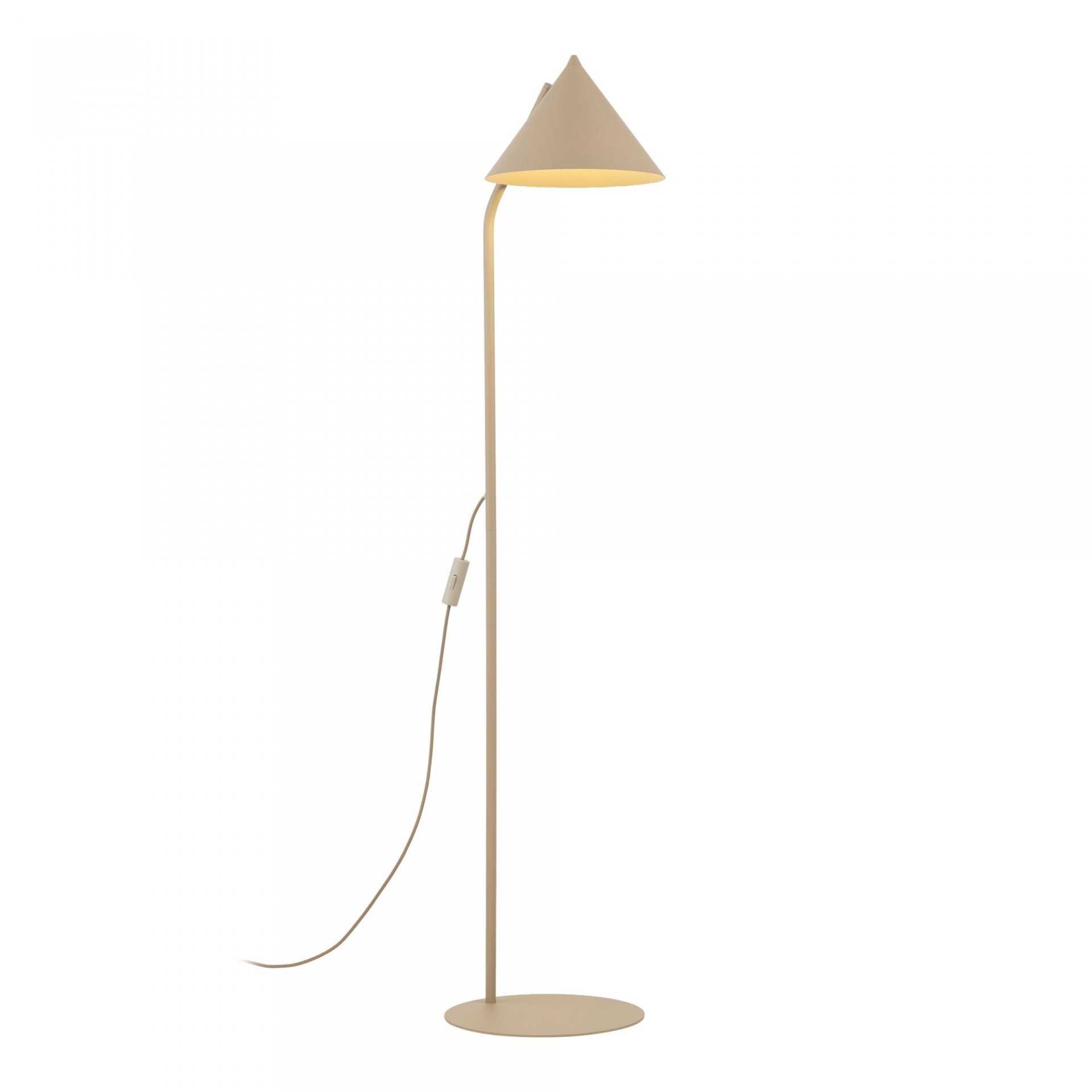 Beżowa lampa podłogowa o stożkowym kloszu i prostym stojaku, z włącznikiem na przewodzie. Lampa stoi na okrągłej podstawie.