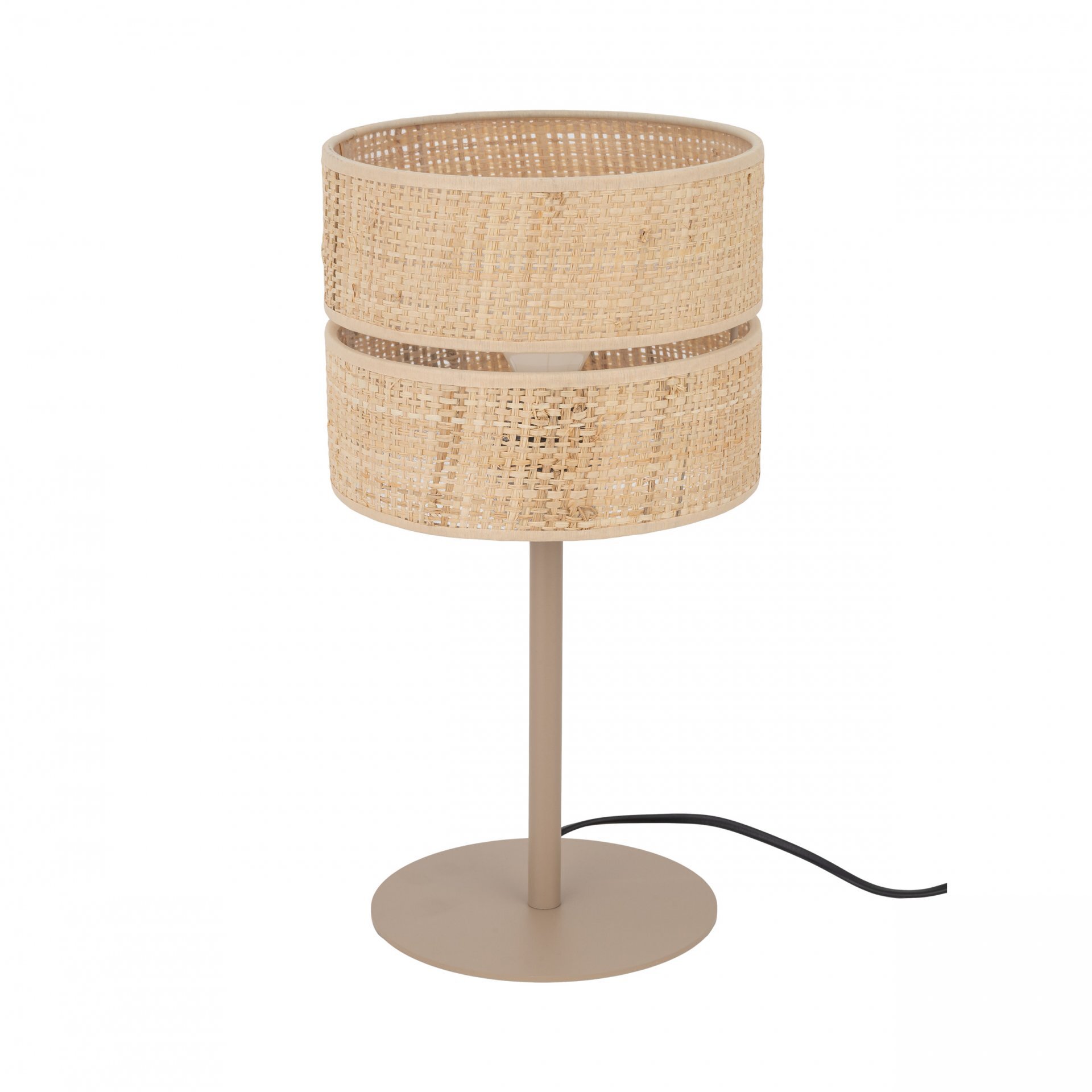 Lampa stołowa z beżowym, rafiowym abażurem o cylindrycznym kształcie, umieszczona na prostym, metalowym stojaku z okrągłą podstawą. Kabel zasilający jest widoczny obok podstawy lampy.