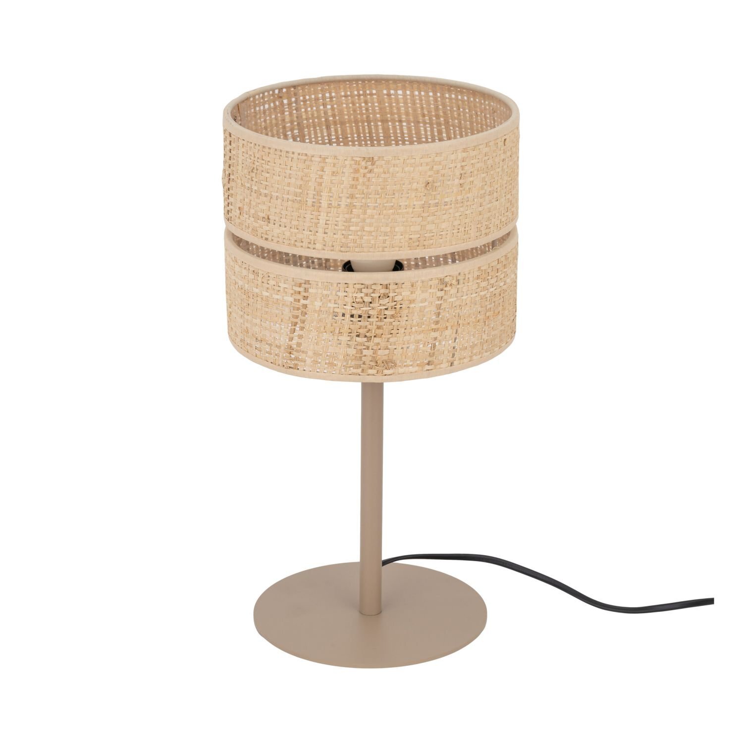 Lampa stołowa z beżowym, rafiowym abażurem o cylindrycznym kształcie, umieszczona na prostym, metalowym stojaku z okrągłą podstawą. Kabel zasilający jest widoczny obok podstawy lampy.