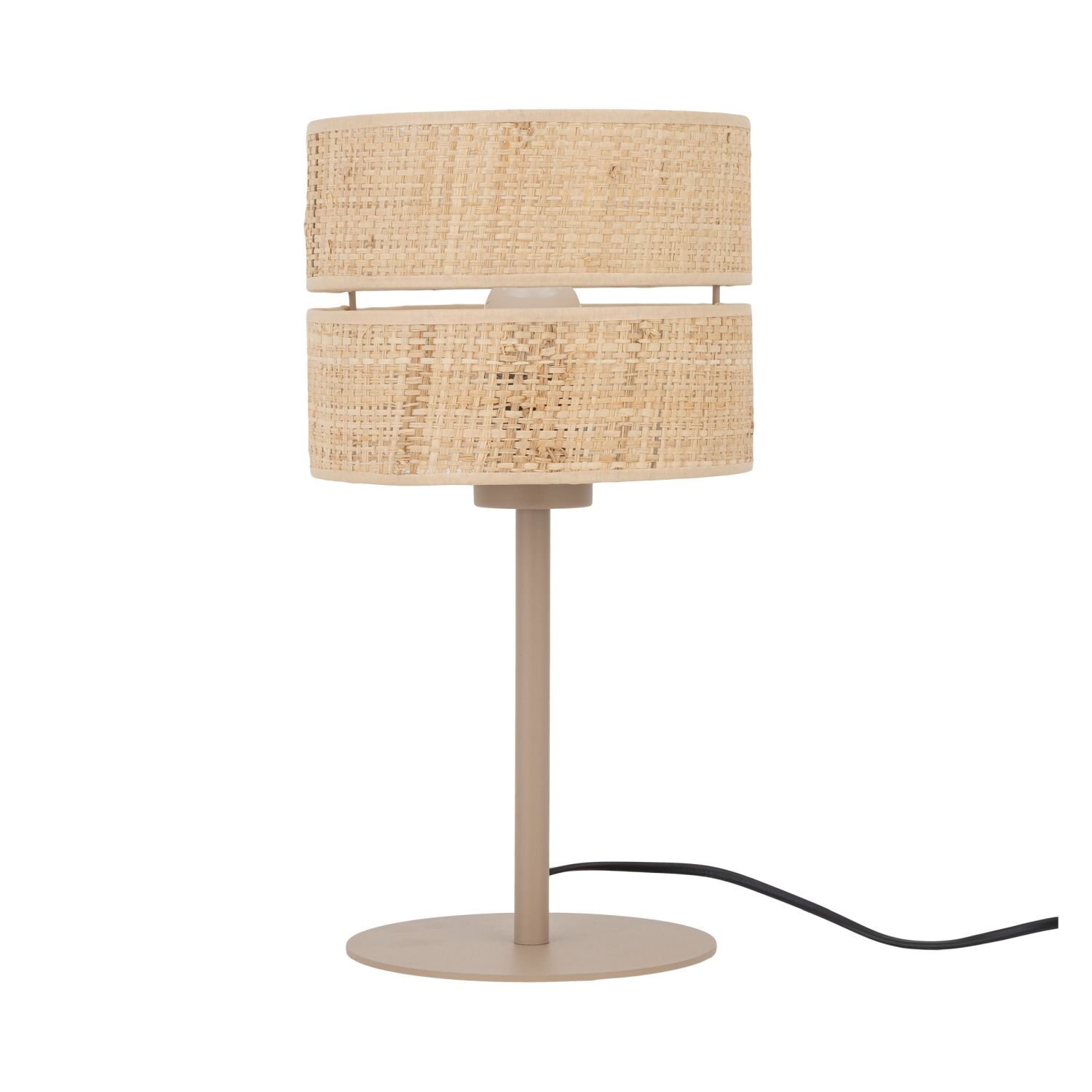 Lampa stołowa z beżowym, rafiowym abażurem o cylindrycznym kształcie, umieszczona na prostym, metalowym trzonku i okrągłej podstawie. Kabel zasilający jest widoczny obok podstawy.