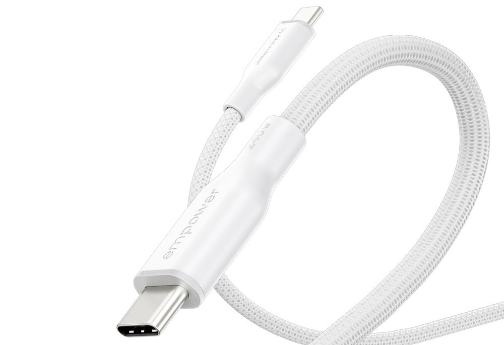 Na obrazie widoczny jest srebrno-biały kabel USB-C z plecioną osłoną i napisami \'empower\' oraz \'240W\' na wtyczkach.