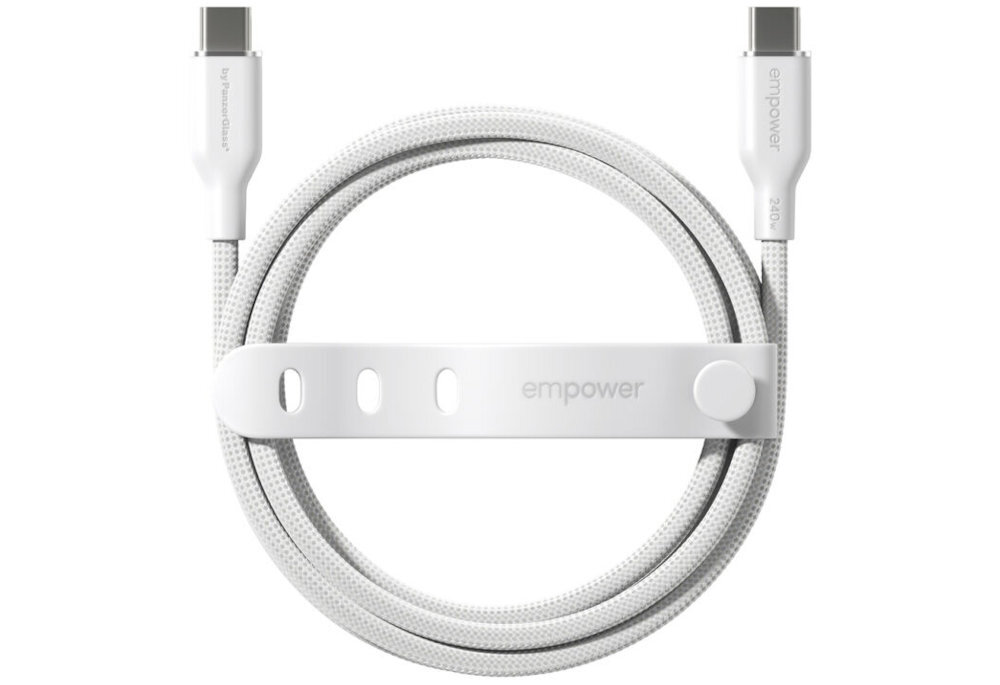 Na obrazie widoczny jest srebrno-biały kabel USB-C - USB-C z napisem \'empower\' na opasce do organizacji kabla. Kabel jest zwinięty i posiada złącza USB-C na obu końcach.