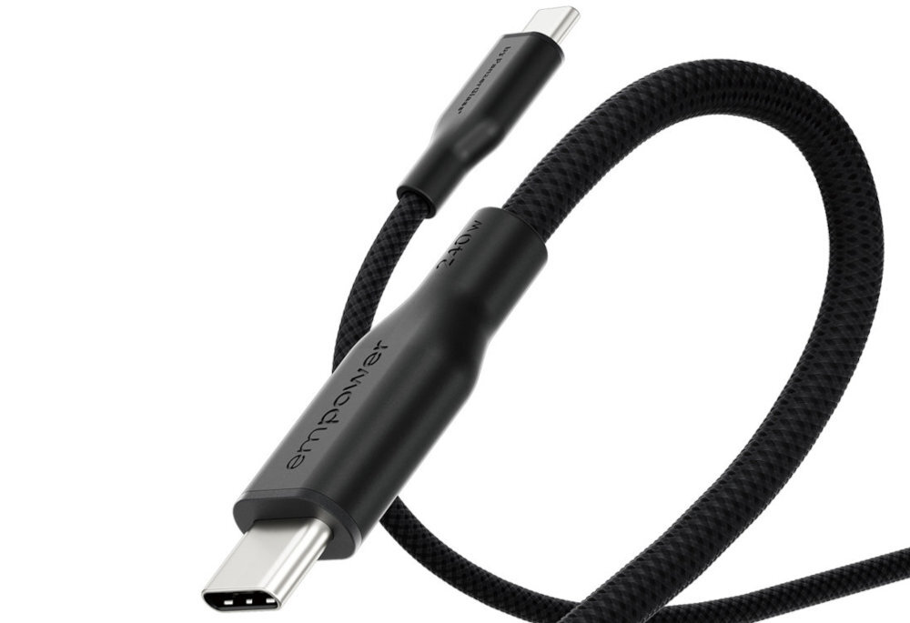 Czarny kabel USB-C do USB-C z plecionym oplotem, na którym widnieje napis \'empower\'.