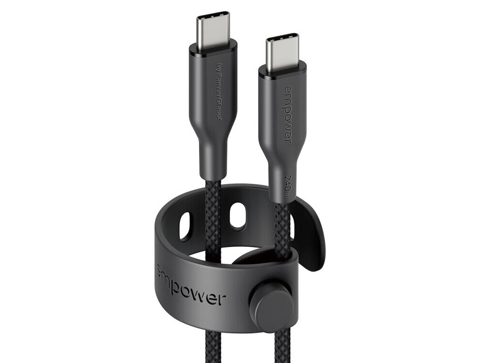 Czarny kabel USB-C do USB-C z plecionym oplotem, zakończony metalowymi wtyczkami. Na wtyczkach widoczne są napisy: \'by PanzerGlass\' i \'empower 240W\'.