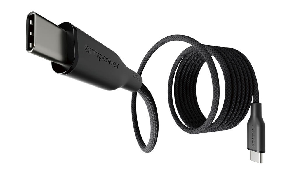 Czarny kabel USB-C do USB-C z plecionym oplotem, z widocznym napisem \'empower\' na jednym z końców. Kabel jest zwinięty, a jego końcówki są metaliczne.