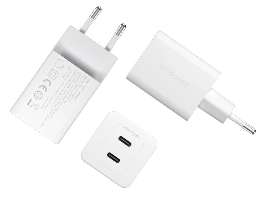 Na obrazie widoczna jest srebrno-biała ładowarka sieciowa z dwoma wtyczkami USB-C i napisem \'empower\'. Na jednej z części widoczny jest tekst \'45W TOTAL\'.