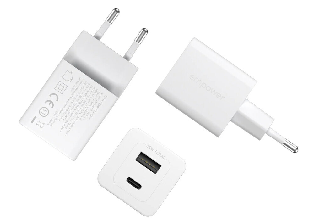 Na obrazie widoczna jest srebrno-biała ładowarka sieciowa z dwoma wtyczkami i dwoma portami USB. Na jednej z części znajduje się napis \'empower\' oraz oznaczenie \'35W TOTAL\'.
